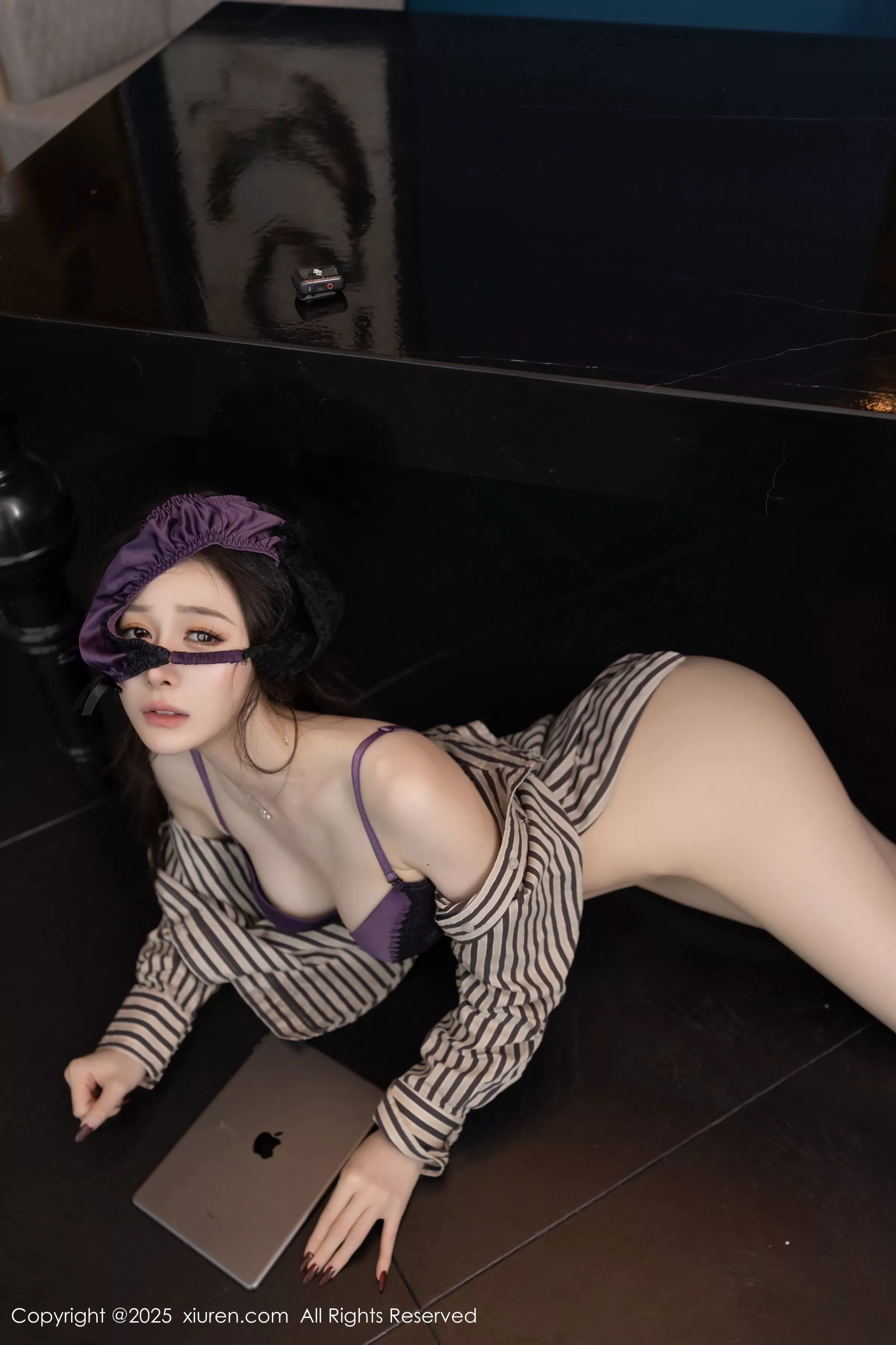 小逗逗性感衬衫露紫色蕾丝内衣配黑丝袜秀曼妙身姿绝美写真 第 149 张