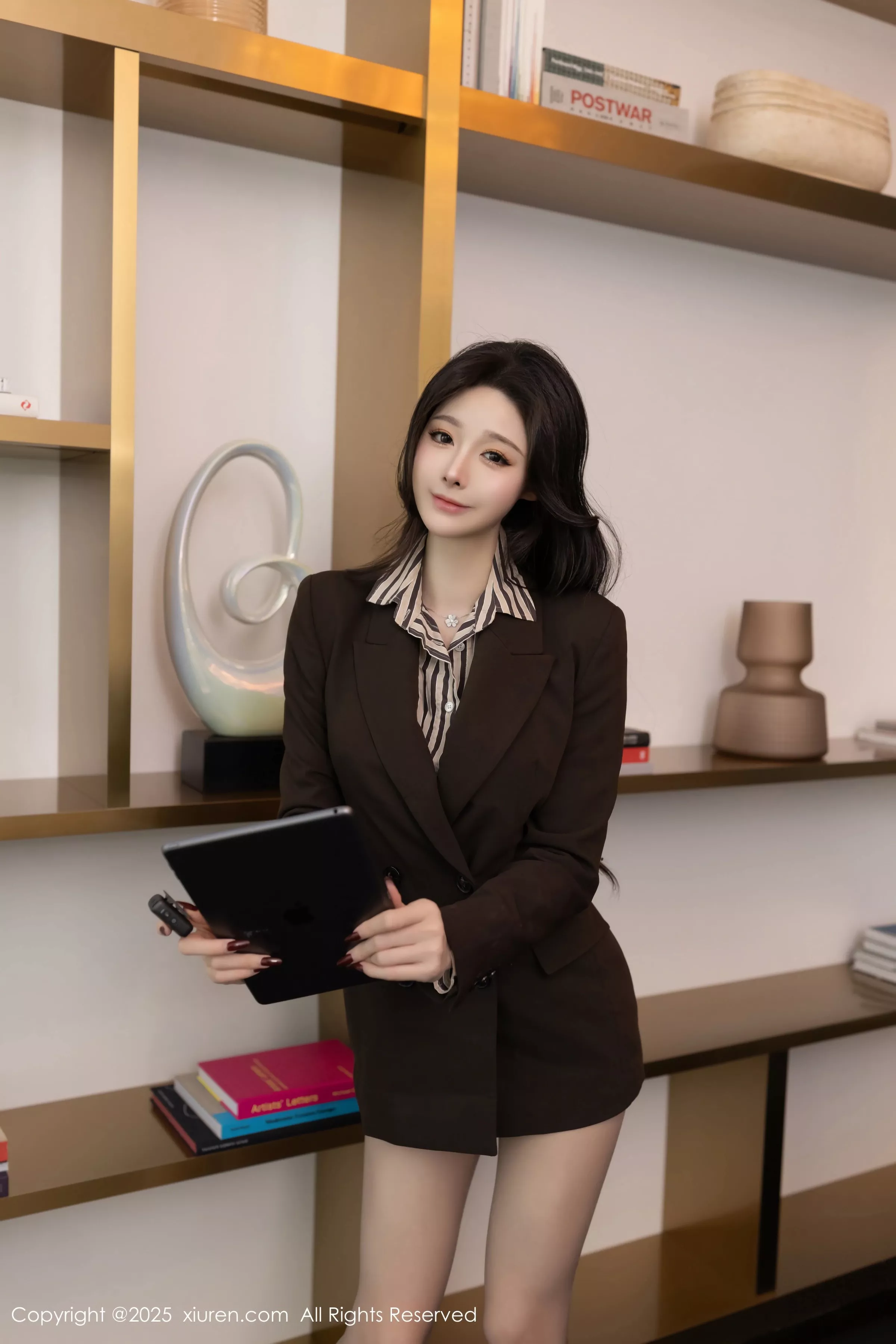 小逗逗性感衬衫露紫色蕾丝内衣配黑丝袜秀曼妙身姿绝美写真 第 16 张