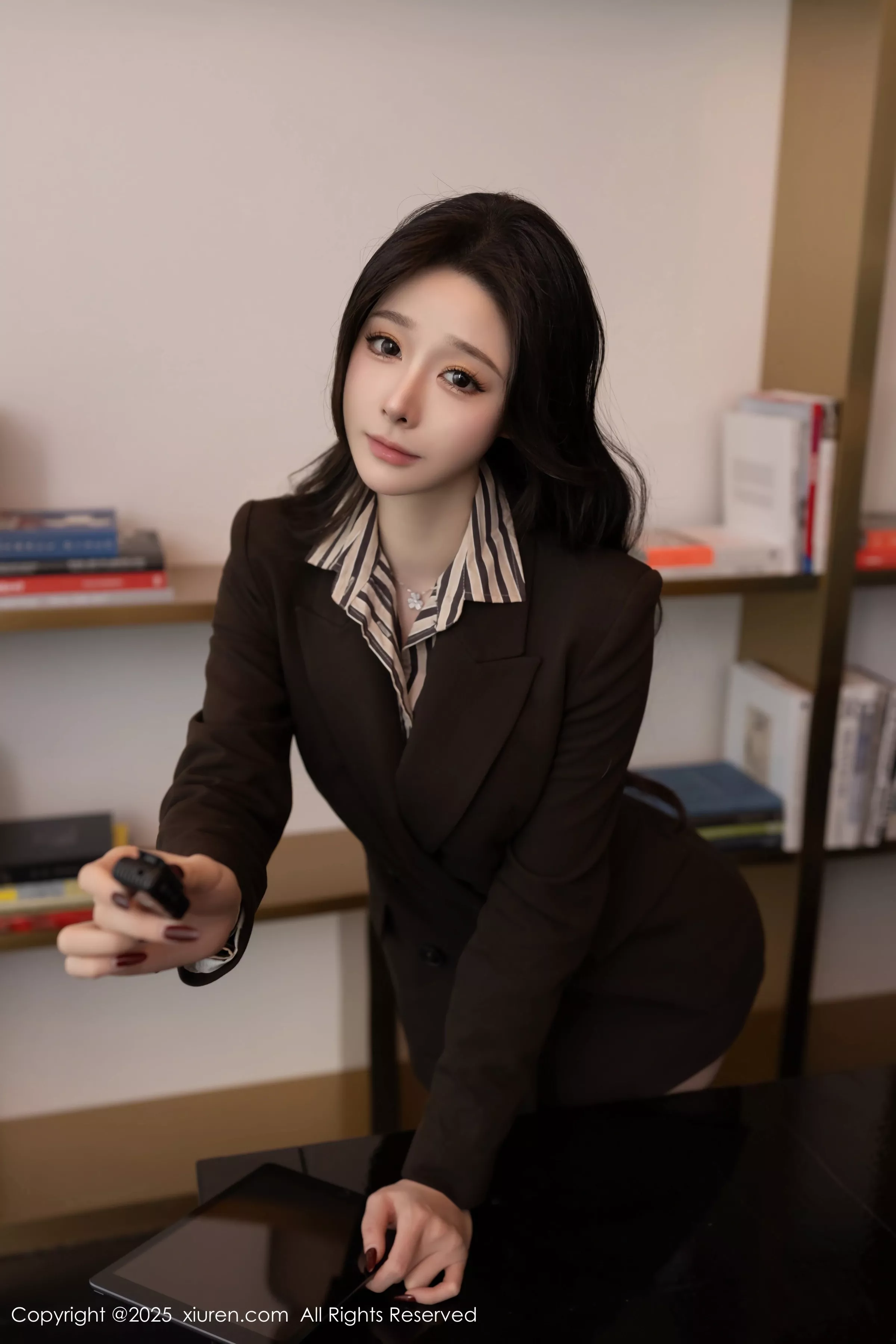 小逗逗性感衬衫露紫色蕾丝内衣配黑丝袜秀曼妙身姿绝美写真 第 17 张