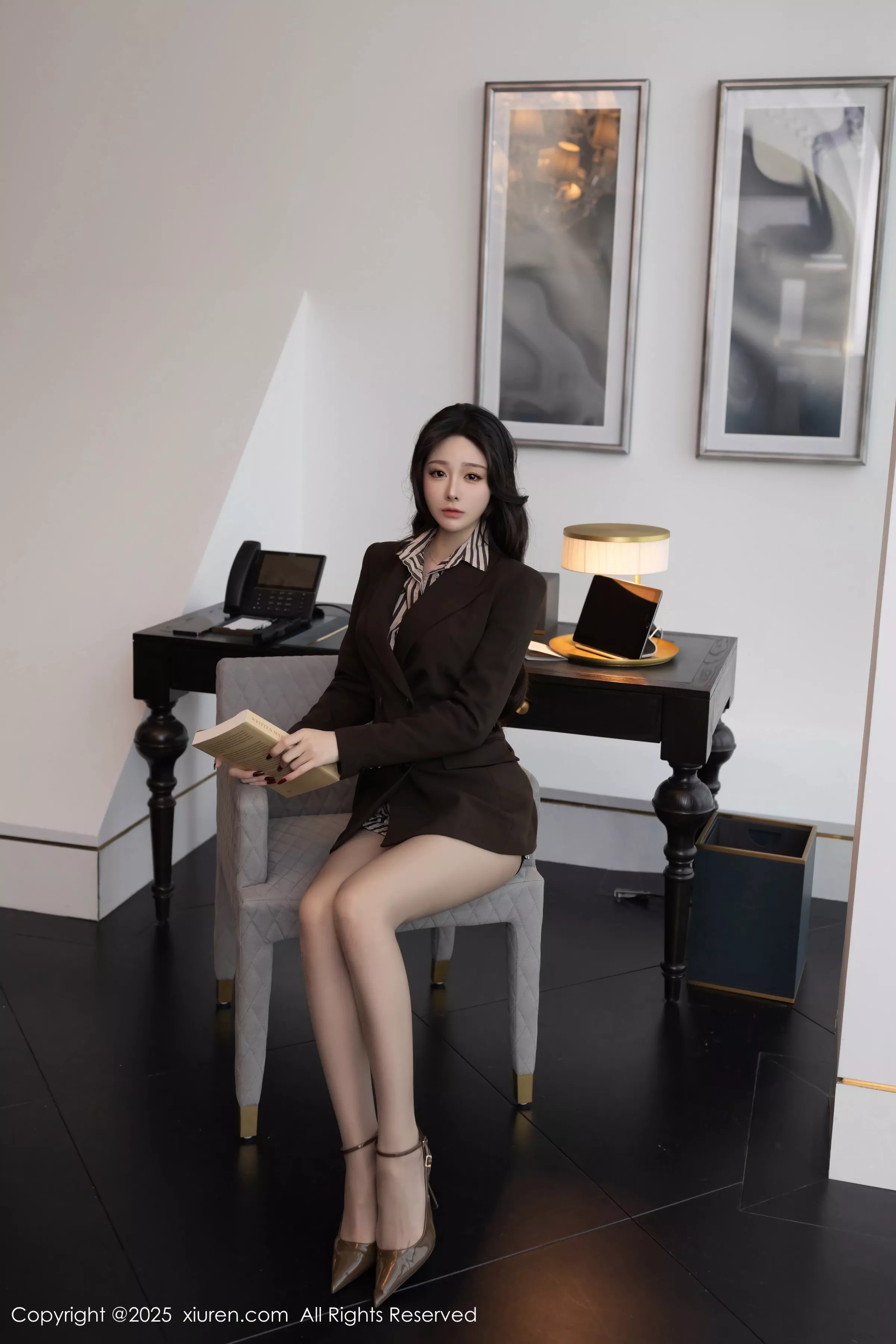 小逗逗性感衬衫露紫色蕾丝内衣配黑丝袜秀曼妙身姿绝美写真 第 2 张