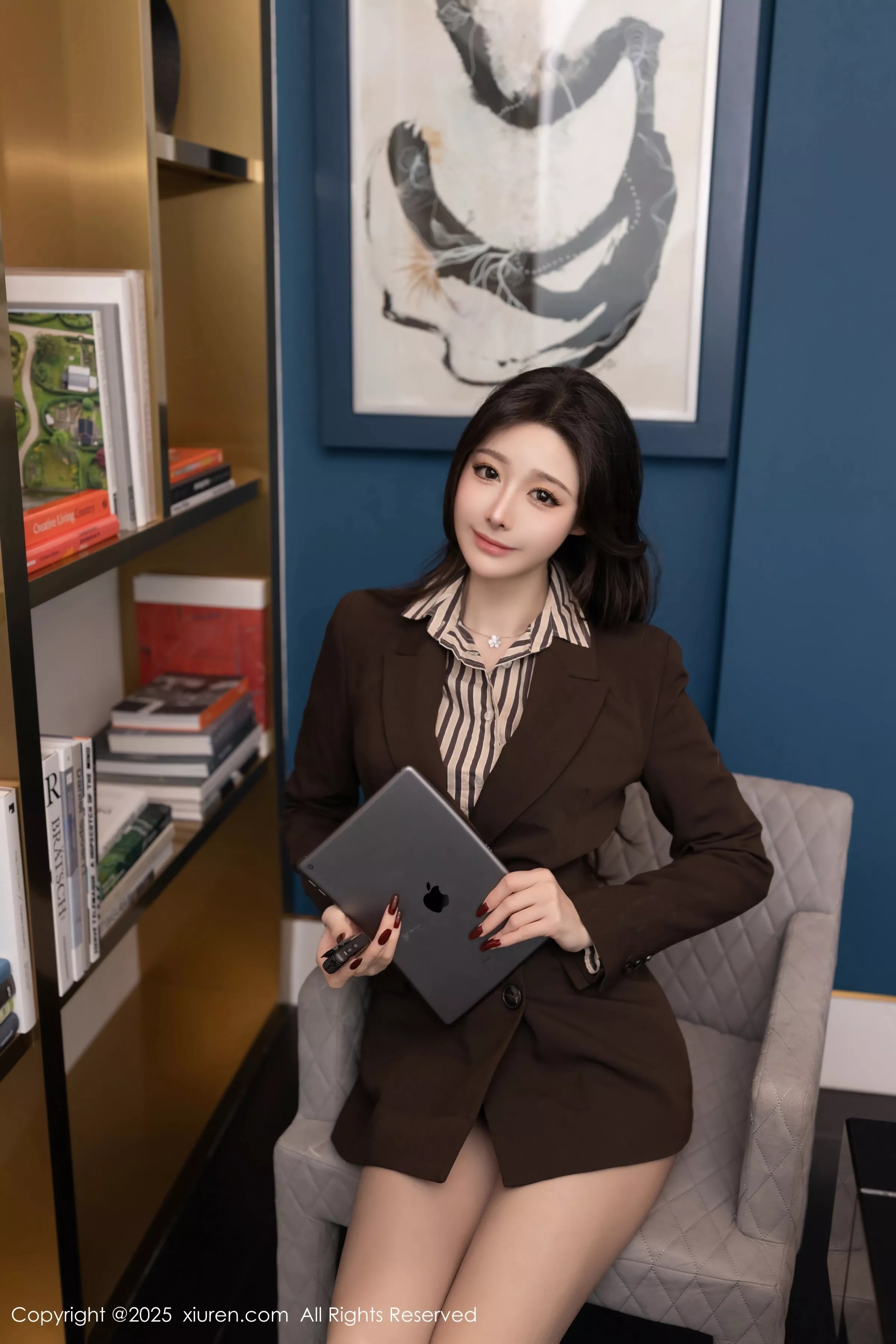 小逗逗性感衬衫露紫色蕾丝内衣配黑丝袜秀曼妙身姿绝美写真 第 20 张