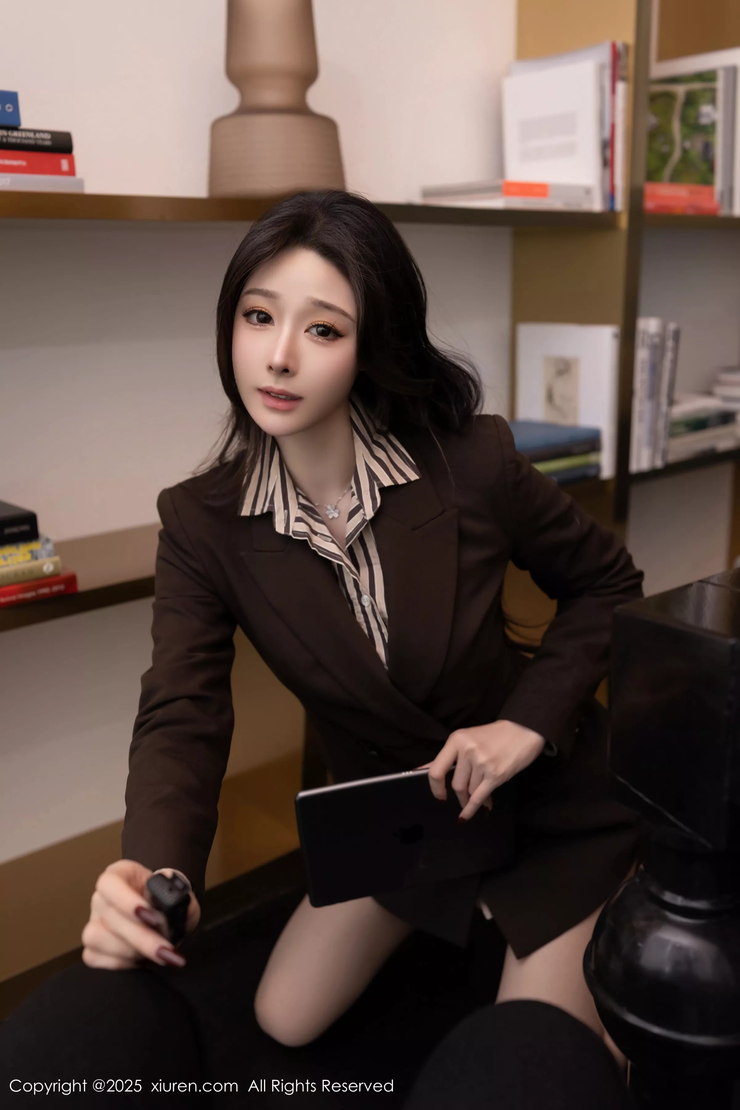 小逗逗性感衬衫露紫色蕾丝内衣配黑丝袜秀曼妙身姿绝美写真 第 23 张