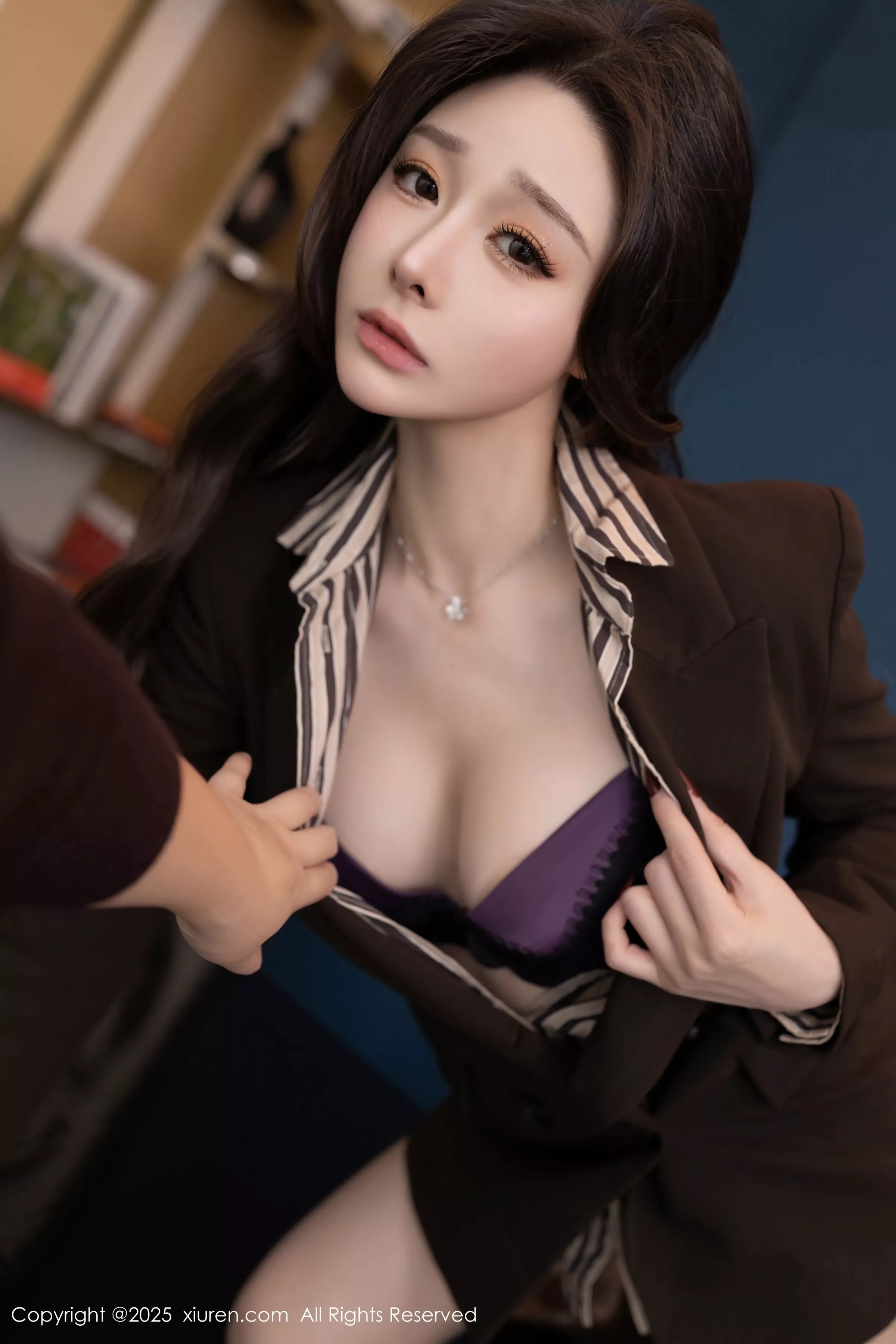 小逗逗性感衬衫露紫色蕾丝内衣配黑丝袜秀曼妙身姿绝美写真 第 49 张
