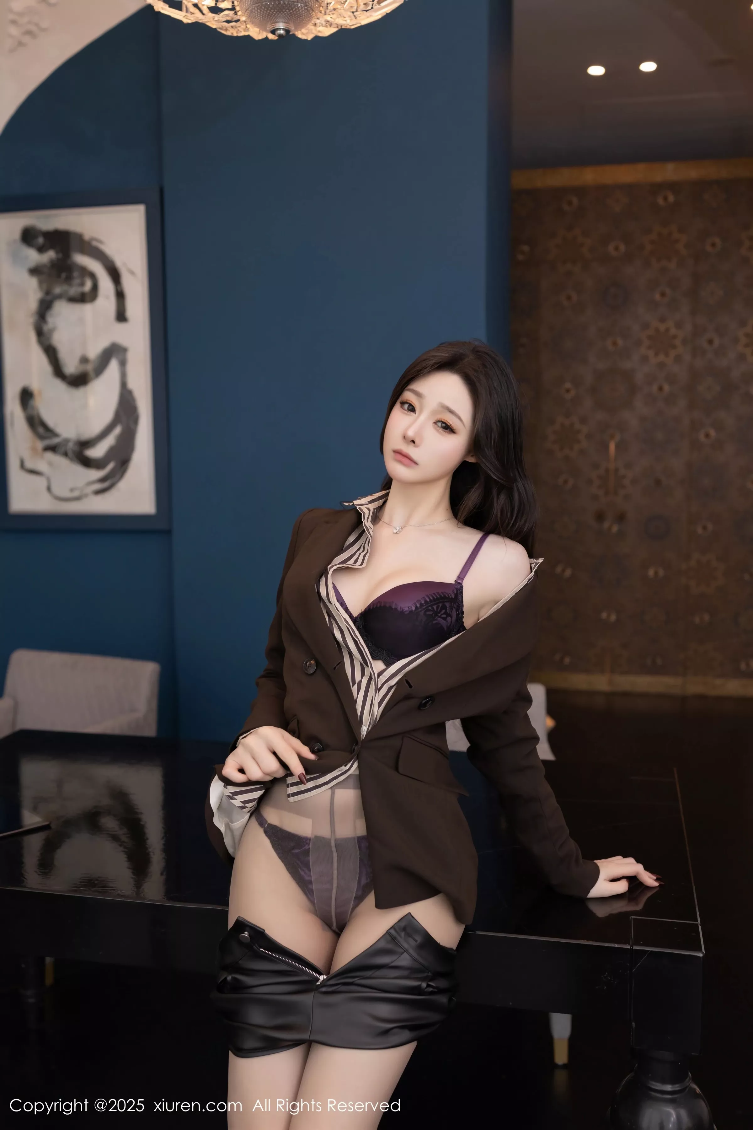 小逗逗性感衬衫露紫色蕾丝内衣配黑丝袜秀曼妙身姿绝美写真 第 63 张