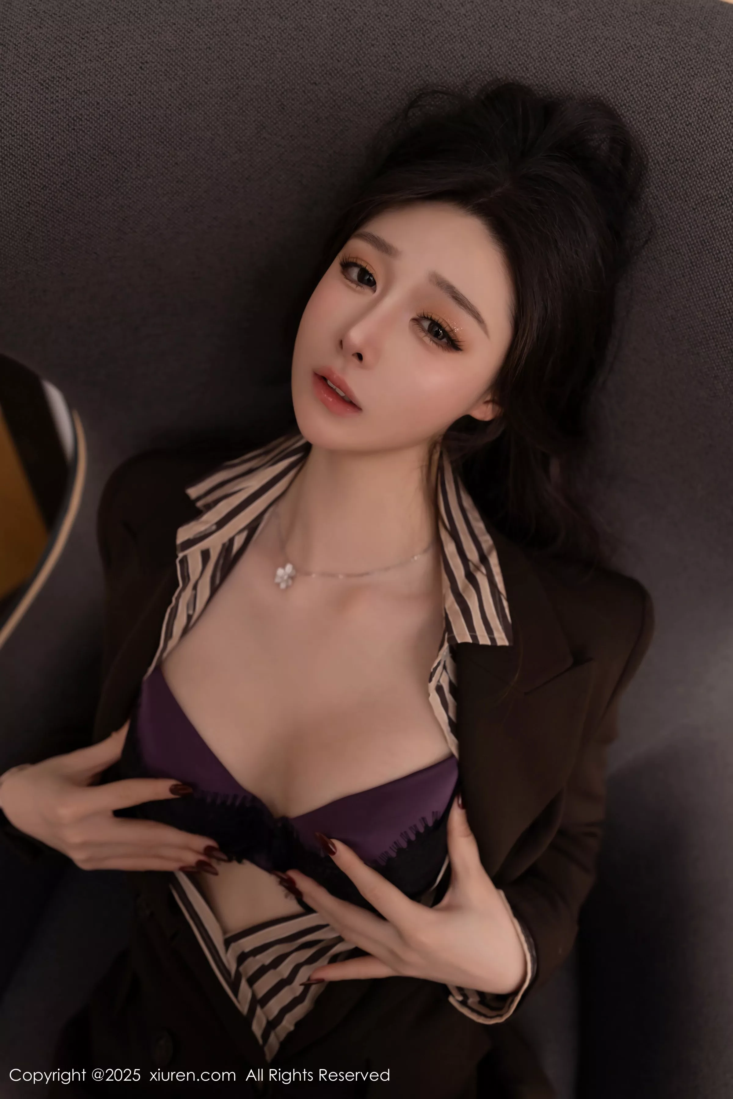 小逗逗性感衬衫露紫色蕾丝内衣配黑丝袜秀曼妙身姿绝美写真 第 84 张