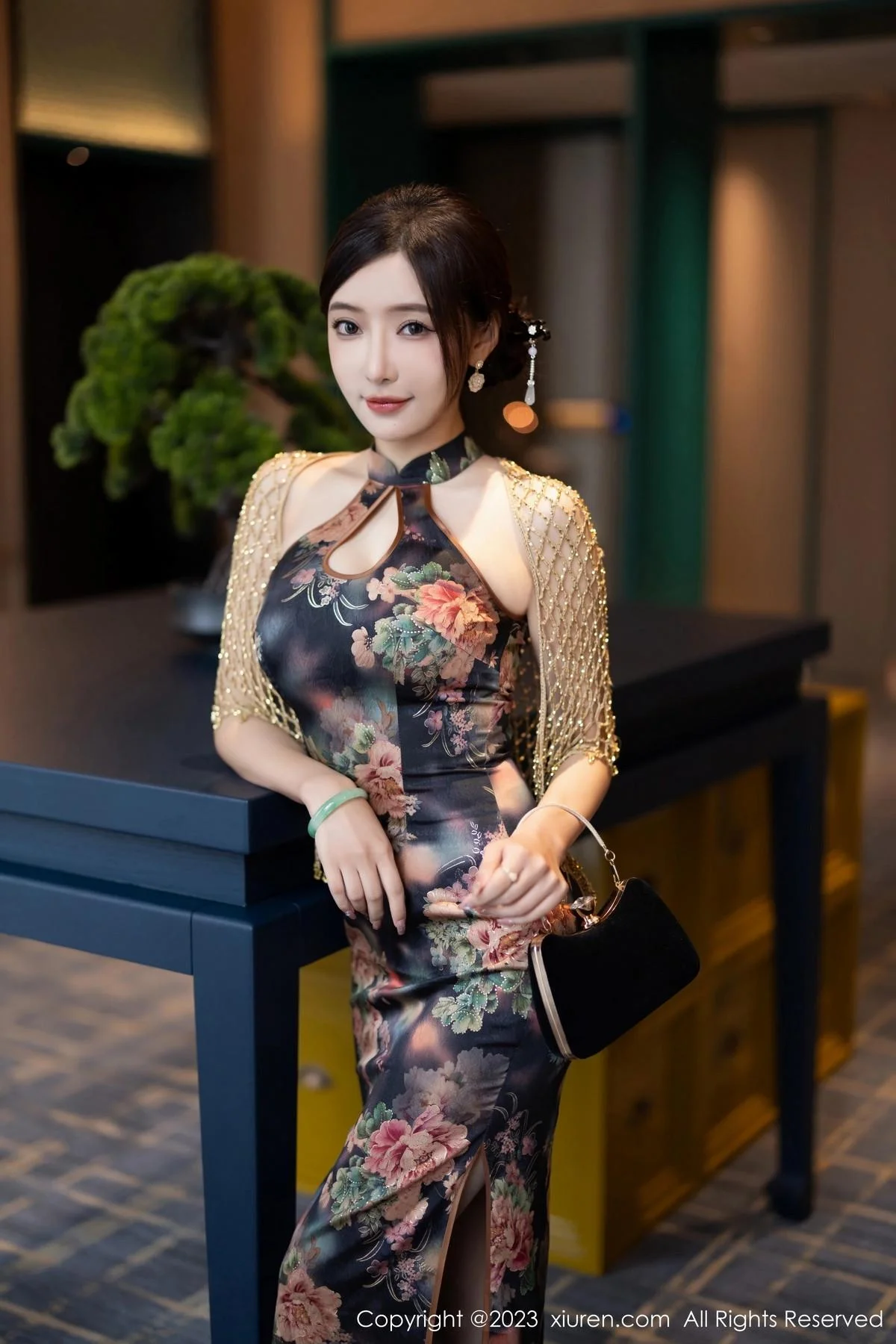 王馨瑶yanni性感花纹旗袍露淡紫色内衣配开档肉丝绝美写真 第 14 张