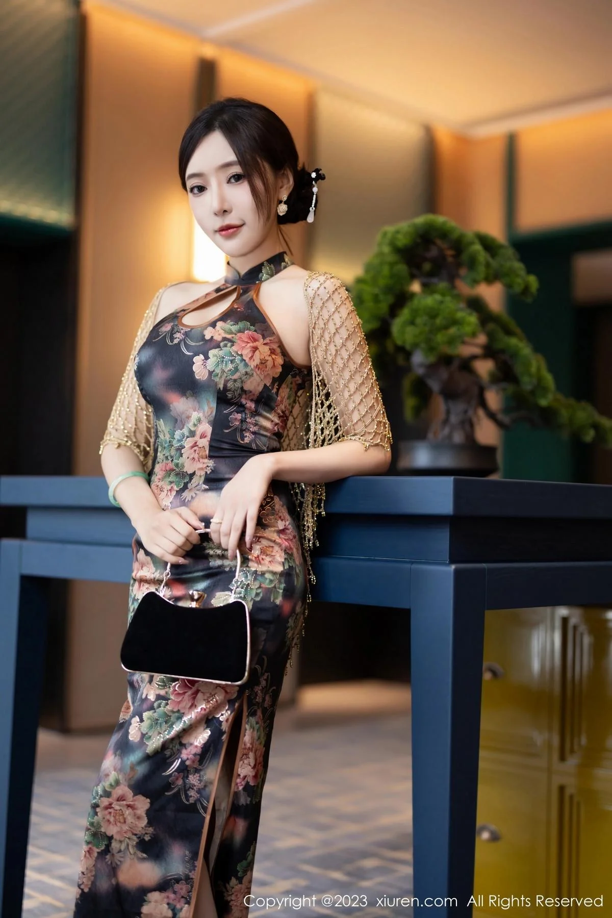 王馨瑶yanni性感花纹旗袍露淡紫色内衣配开档肉丝绝美写真 第 15 张