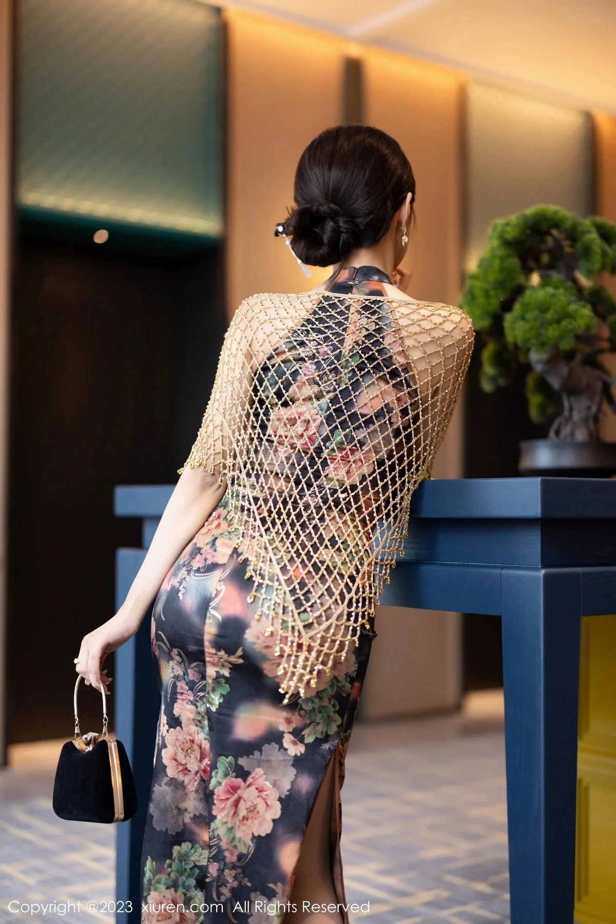 王馨瑶yanni性感花纹旗袍露淡紫色内衣配开档肉丝绝美写真 第 16 张