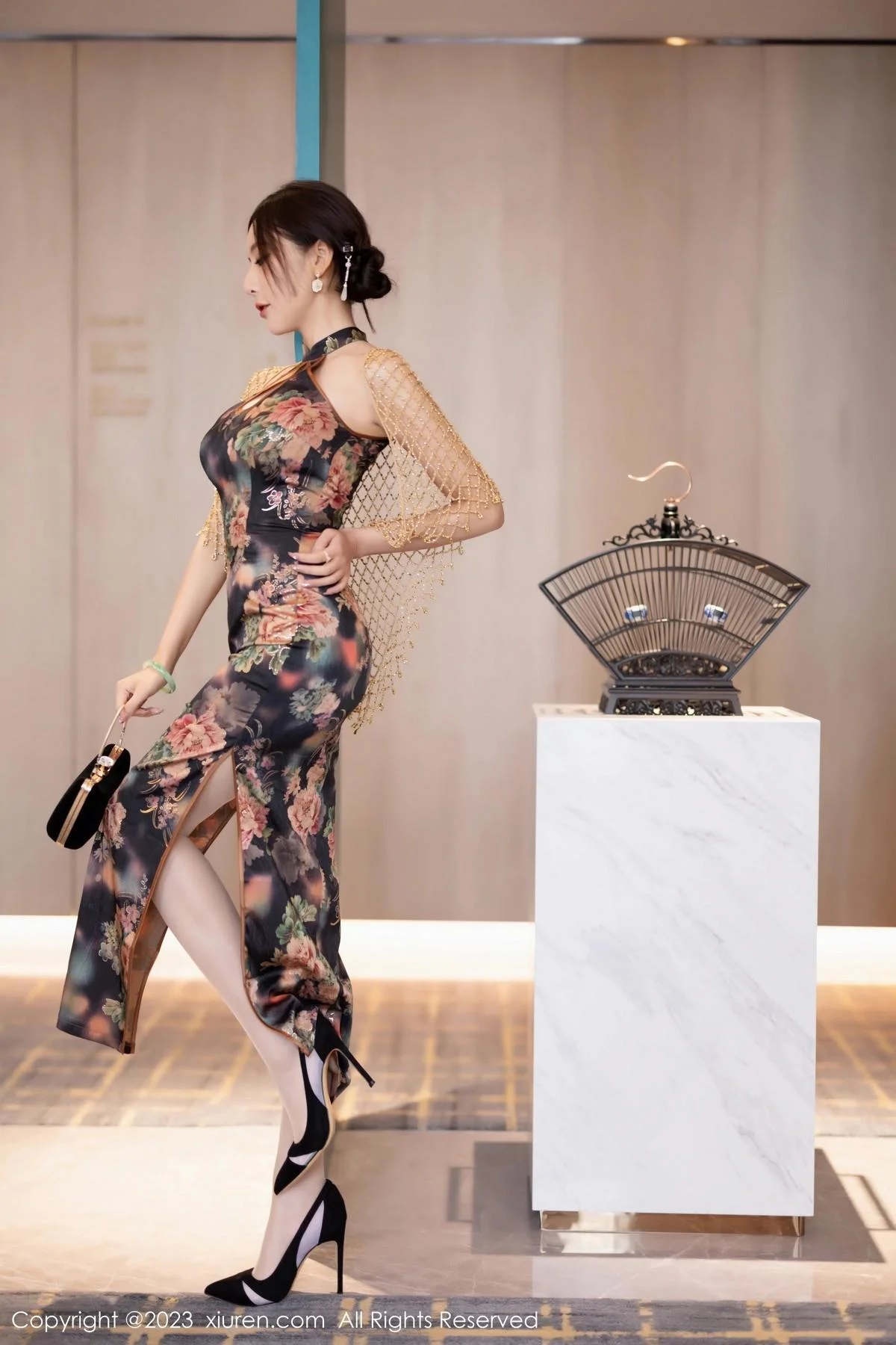王馨瑶yanni性感花纹旗袍露淡紫色内衣配开档肉丝绝美写真 第 17 张