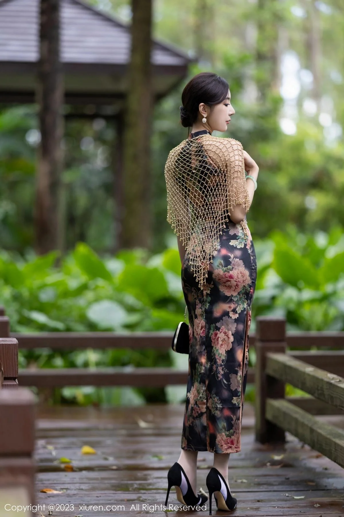 王馨瑶yanni性感花纹旗袍露淡紫色内衣配开档肉丝绝美写真 第 2 张