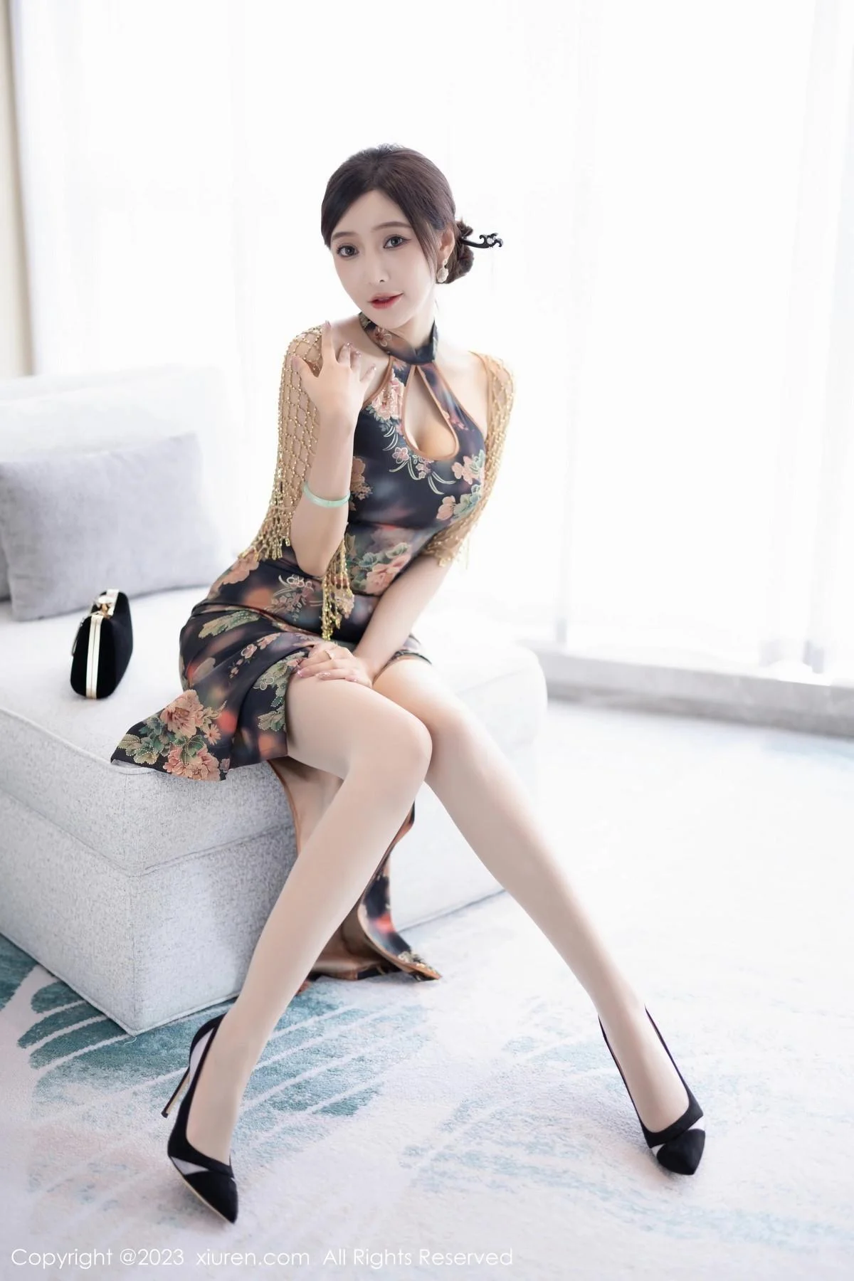 王馨瑶yanni性感花纹旗袍露淡紫色内衣配开档肉丝绝美写真 第 23 张