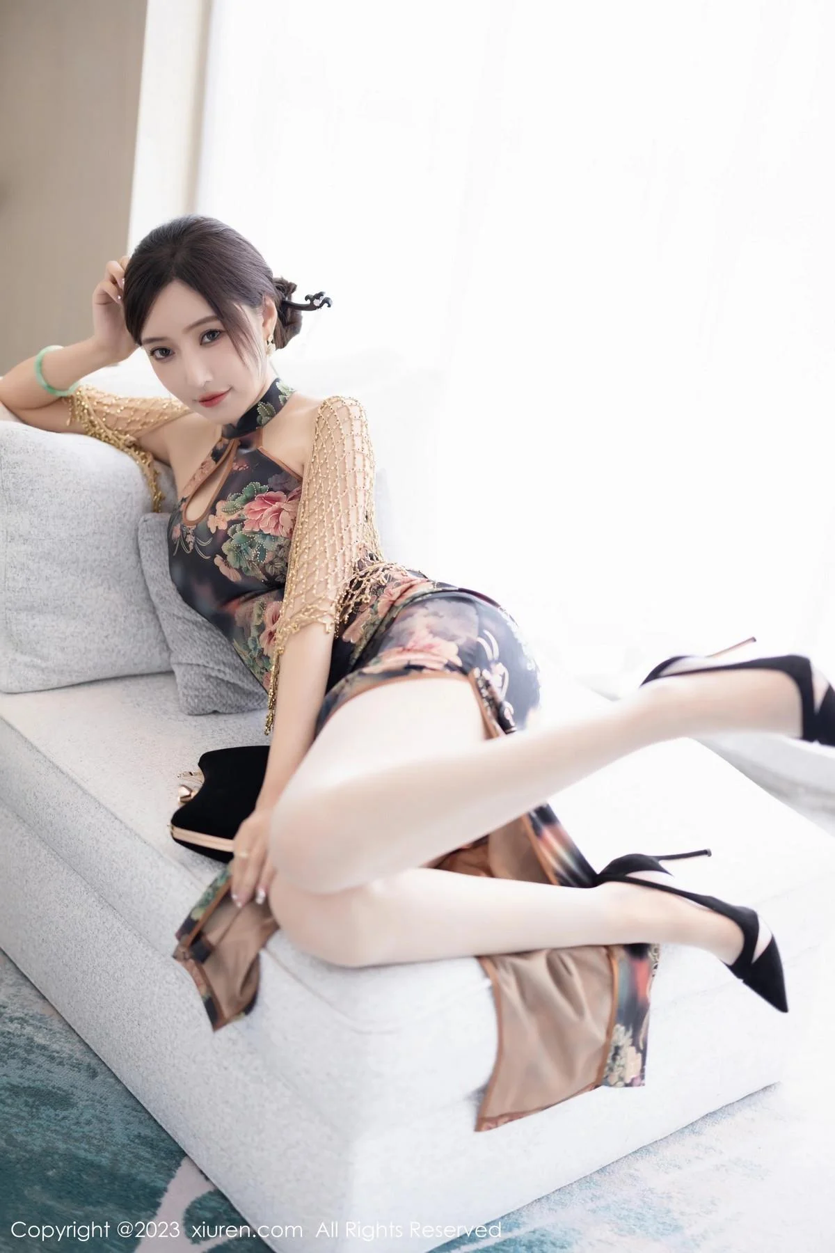 王馨瑶yanni性感花纹旗袍露淡紫色内衣配开档肉丝绝美写真 第 25 张