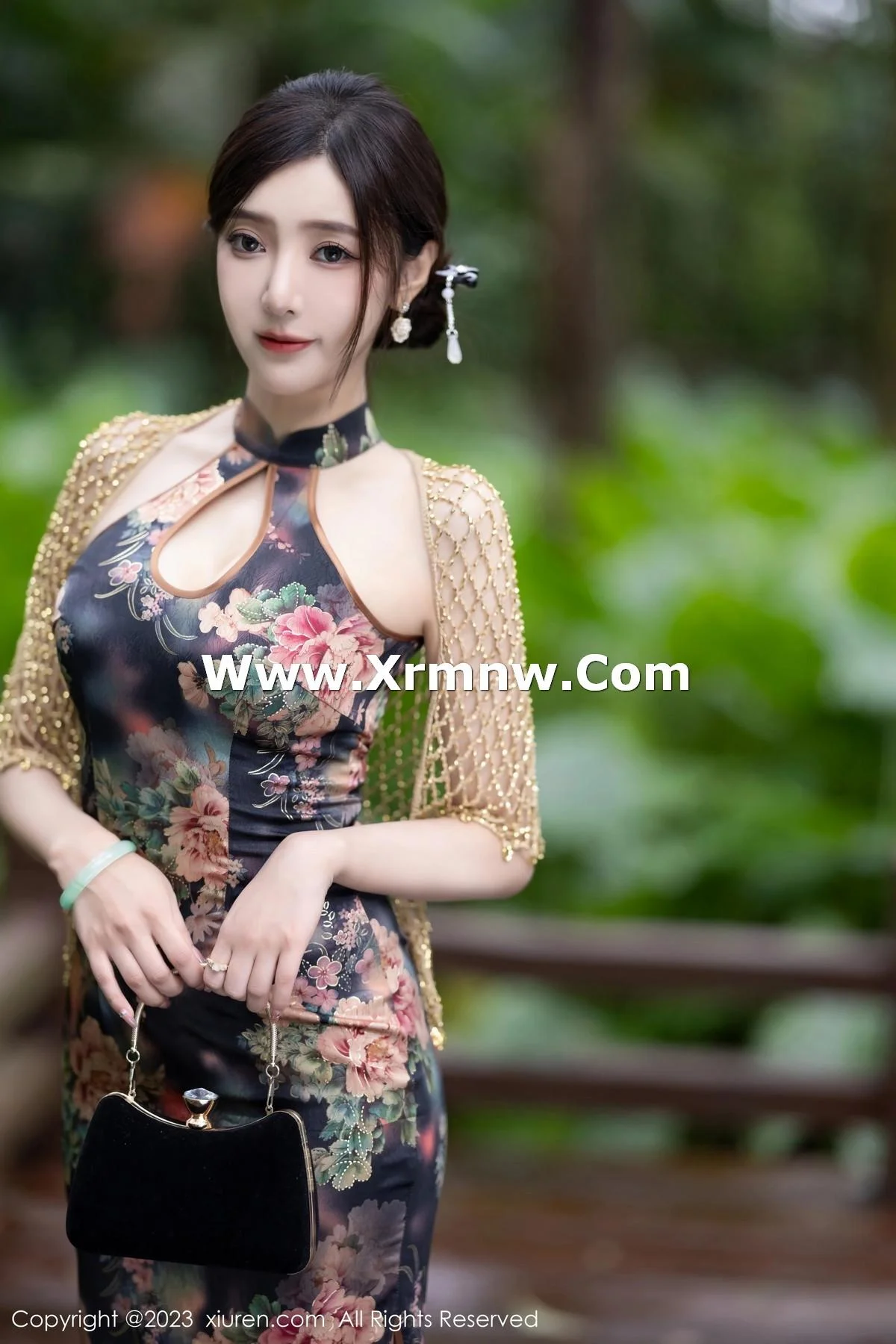 王馨瑶yanni性感花纹旗袍露淡紫色内衣配开档肉丝绝美写真 第 3 张