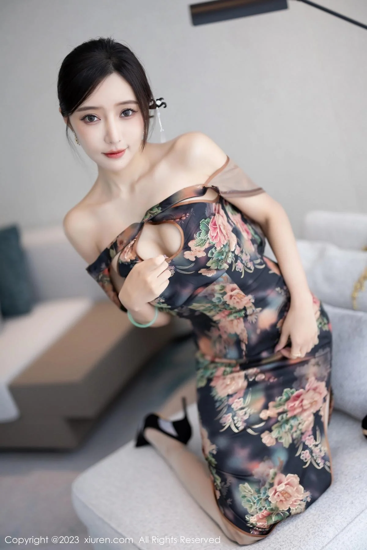 王馨瑶yanni性感花纹旗袍露淡紫色内衣配开档肉丝绝美写真 第 32 张