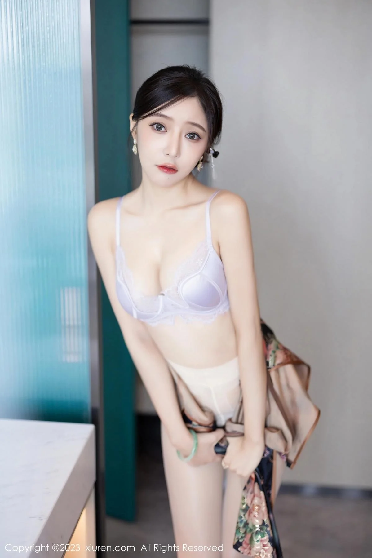 王馨瑶yanni性感花纹旗袍露淡紫色内衣配开档肉丝绝美写真 第 48 张