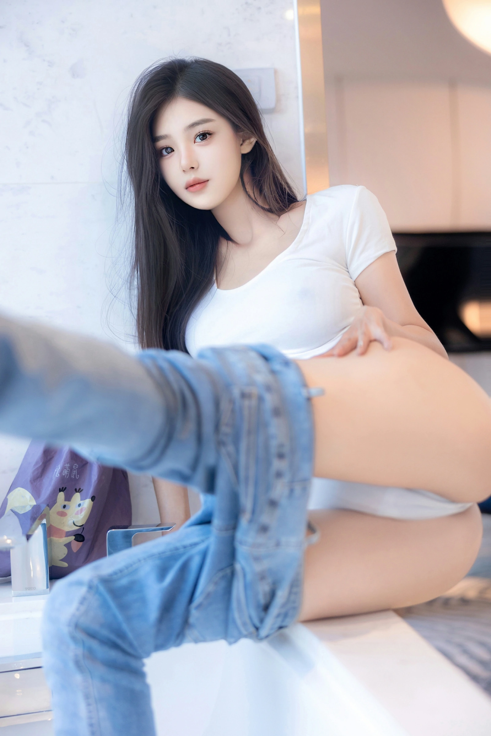 [秀人付费] 周周不吃香菜 诱人私拍福利 牛仔裤 第 19 张