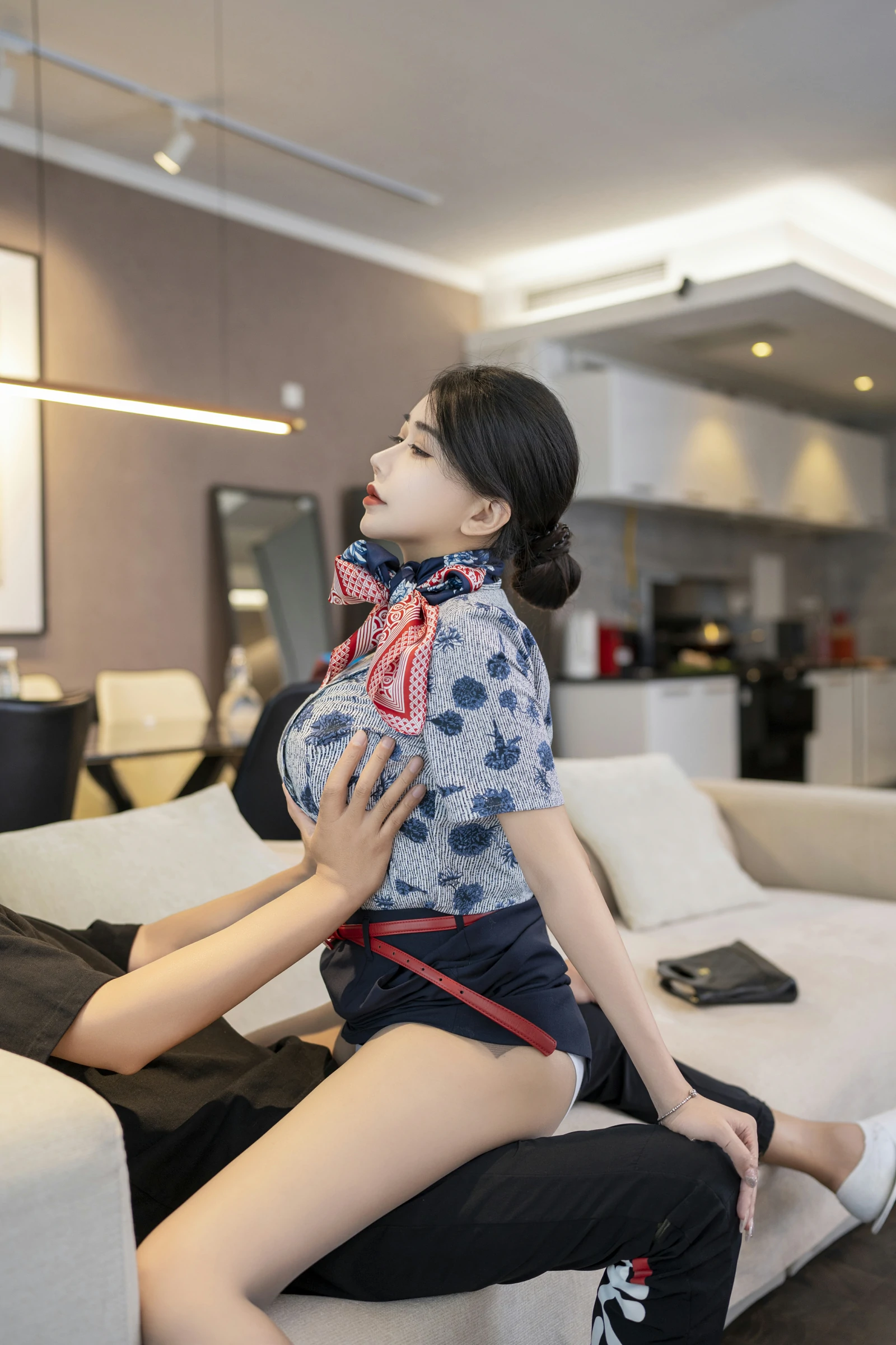 [秀人付费] 李若汐 诱人私拍福利 空姐制服 第 11 张