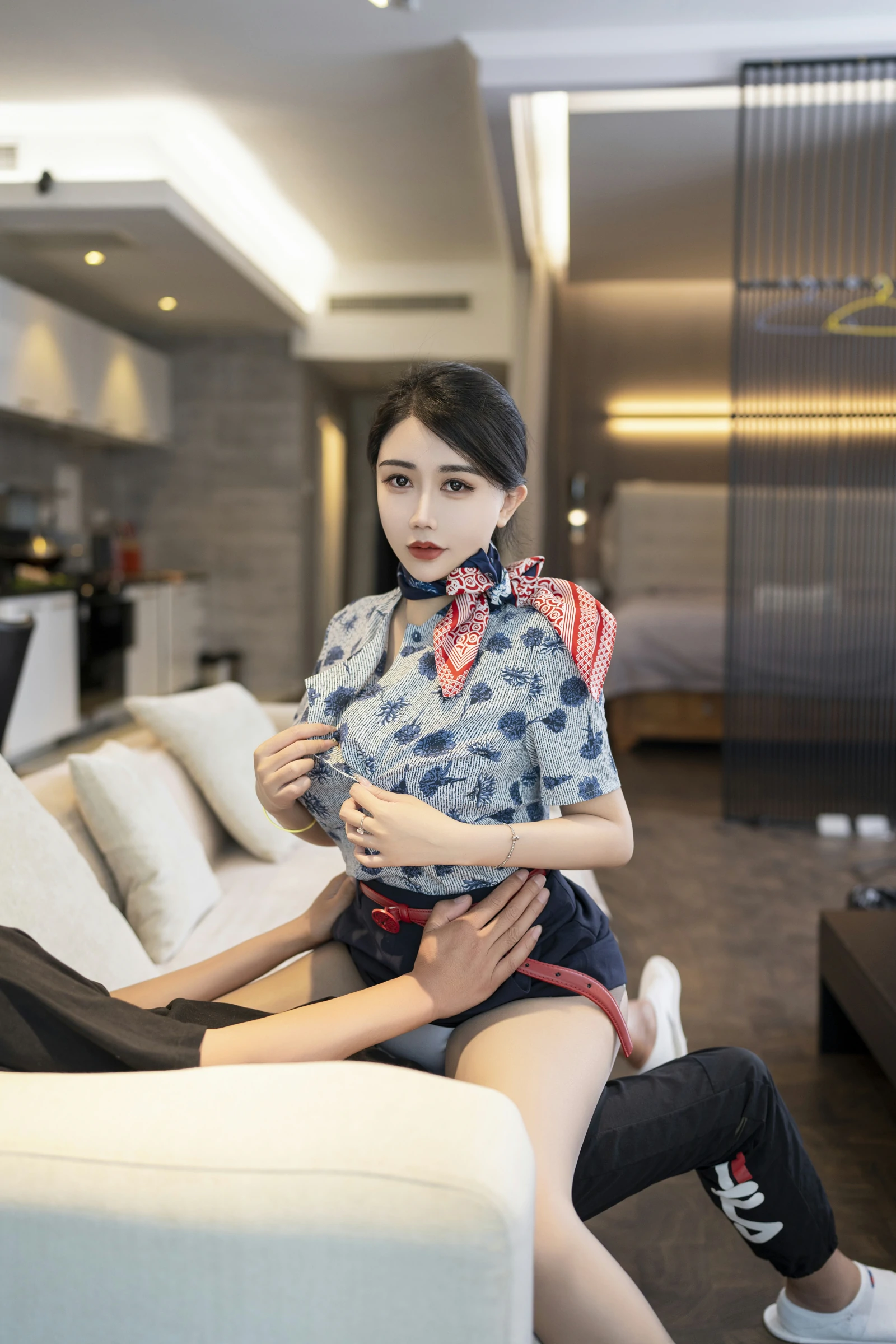 [秀人付费] 李若汐 诱人私拍福利 空姐制服 第 17 张