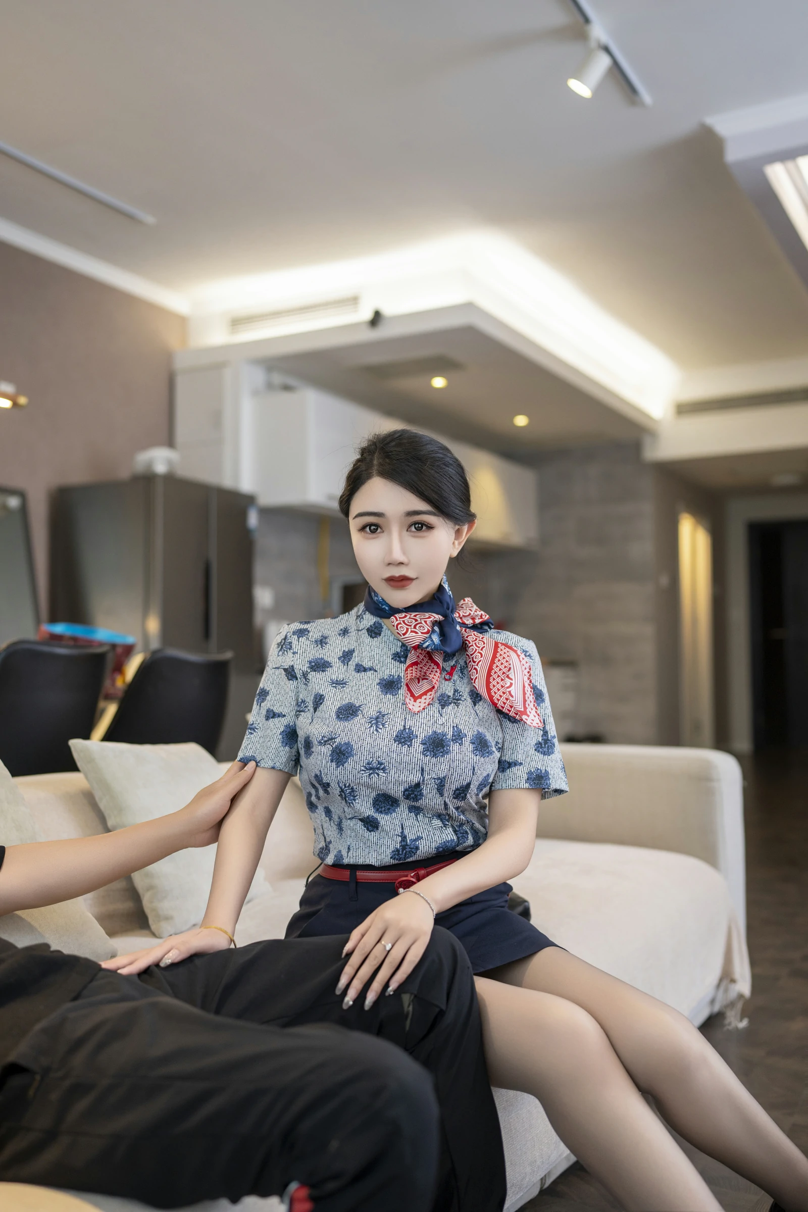 [秀人付费] 李若汐 诱人私拍福利 空姐制服 第 3 张