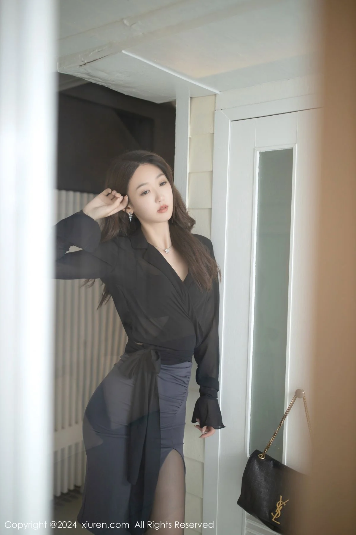唐安琪性感黑色上衣配灰长裙露黑色内衣秀曼妙身姿绝美写真 第 6 张
