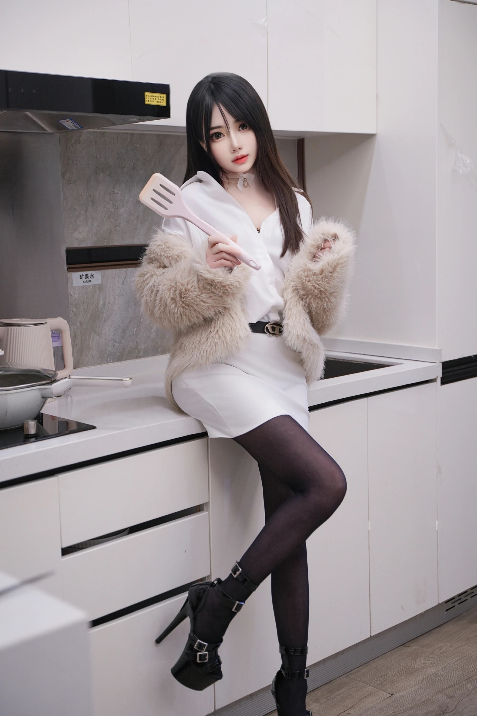 [秀人付费] 林月月 诱人私拍福利 白制服黑丝 第 35 张