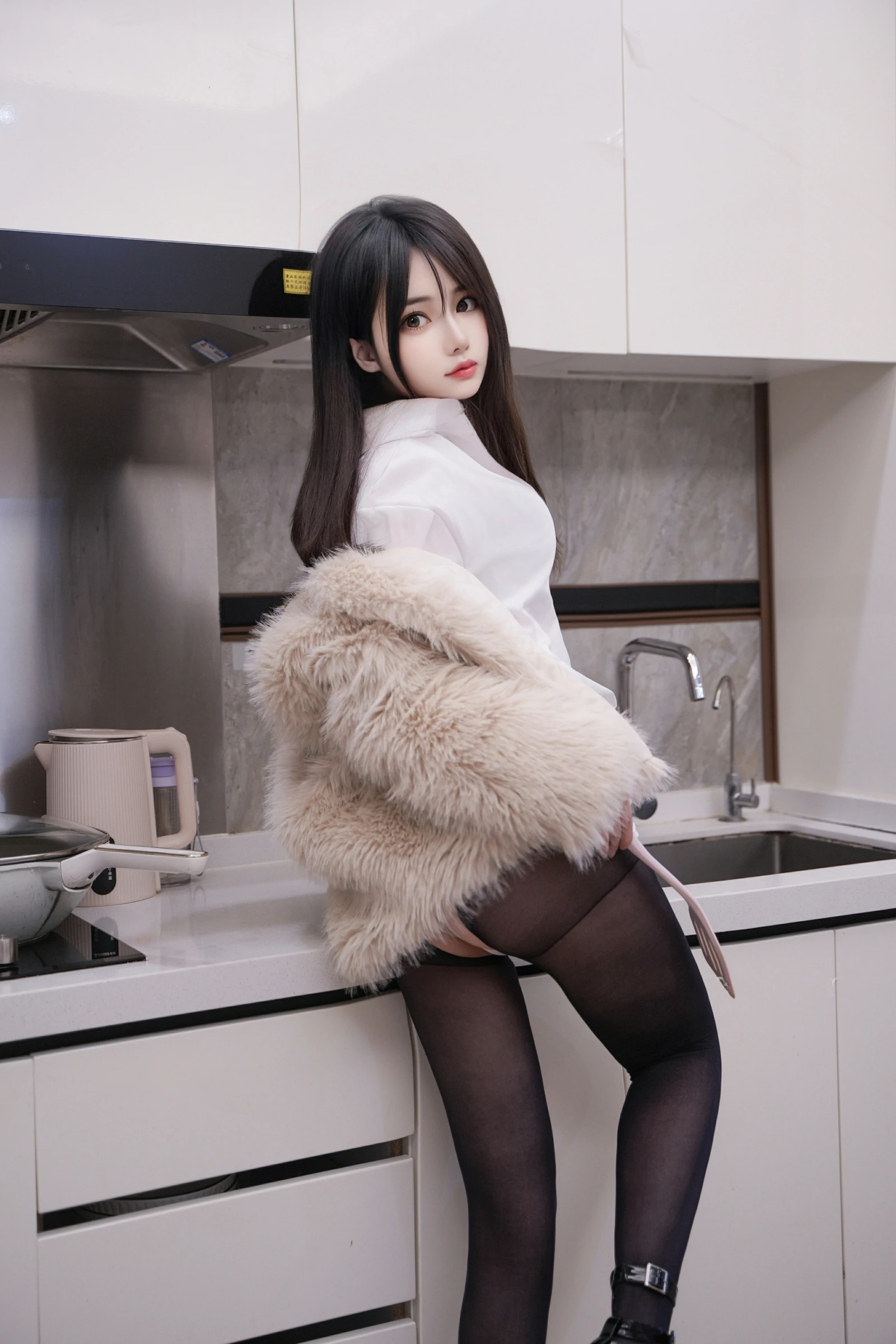 [秀人付费] 林月月 诱人私拍福利 白制服黑丝 第 40 张