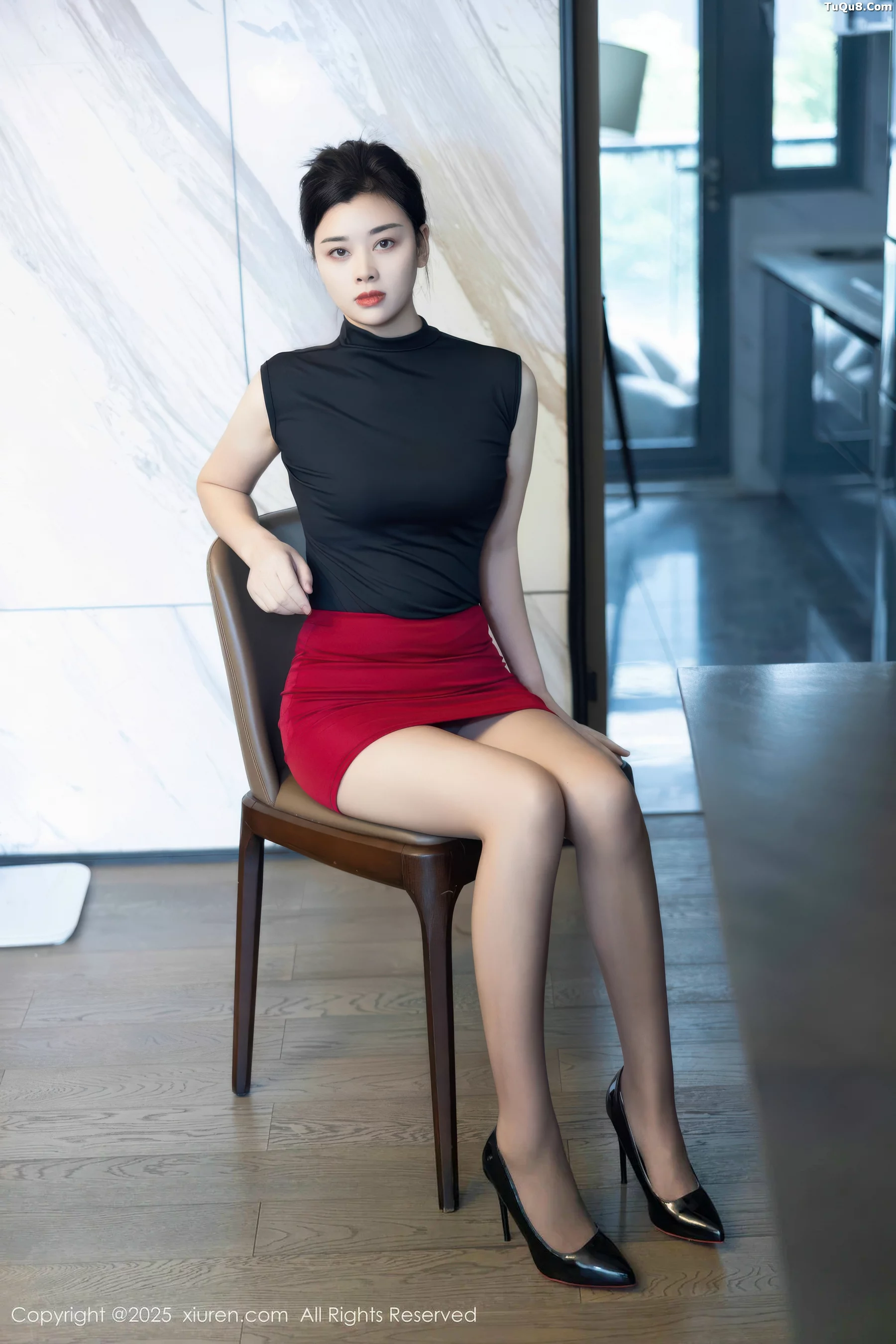 徐清妍性感黑色OL服饰露超薄黑丝秀曼妙身姿绝美写真 第 12 张