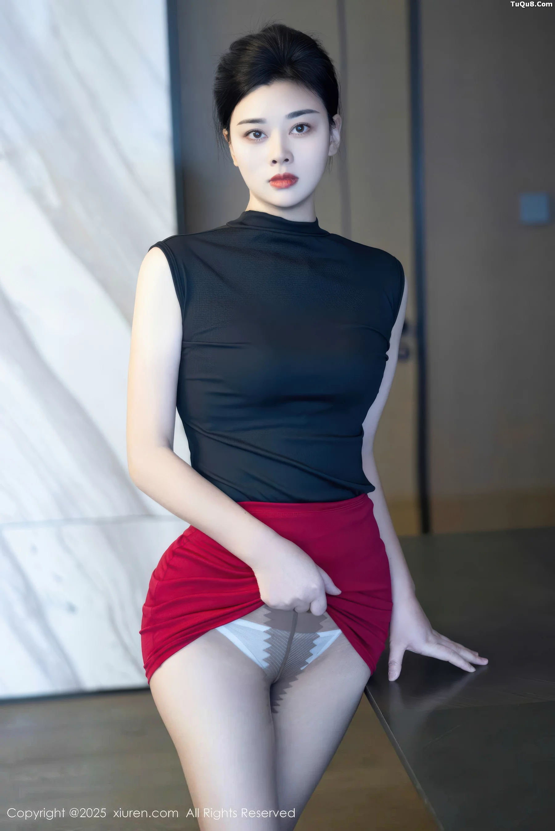 徐清妍性感黑色OL服饰露超薄黑丝秀曼妙身姿绝美写真 第 13 张