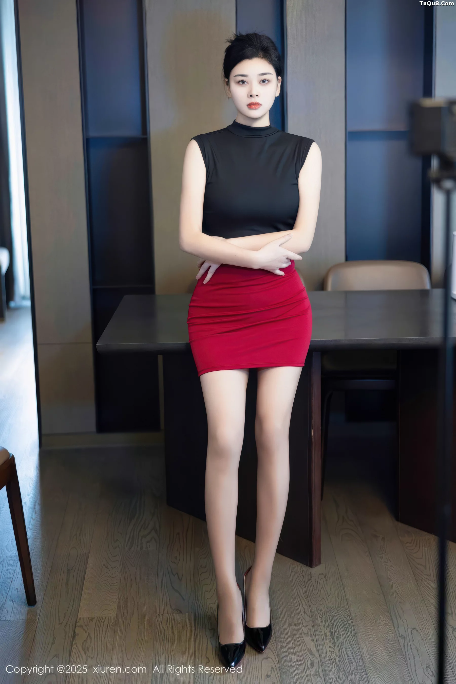 徐清妍性感黑色OL服饰露超薄黑丝秀曼妙身姿绝美写真 第 2 张