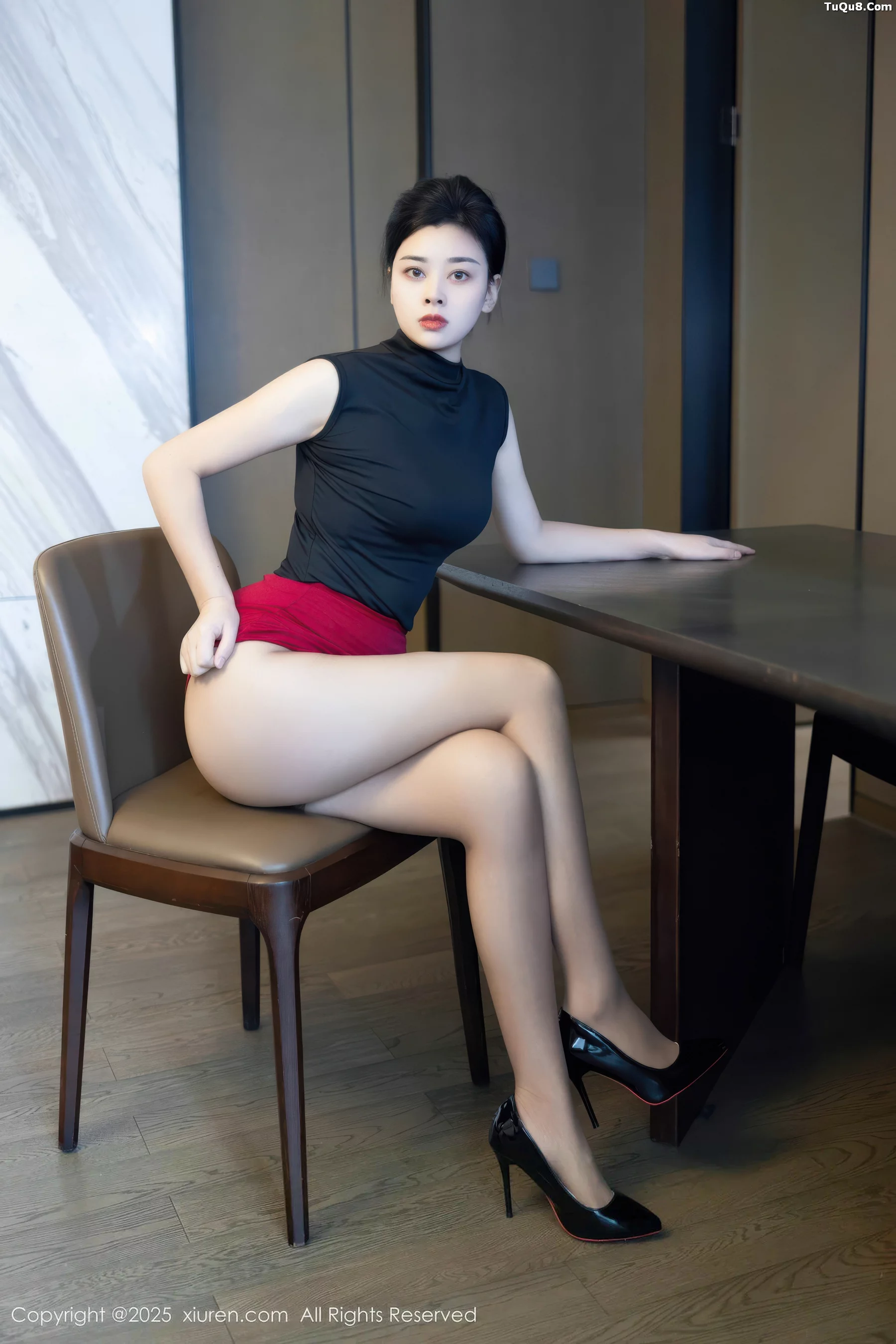 徐清妍性感黑色OL服饰露超薄黑丝秀曼妙身姿绝美写真 第 25 张
