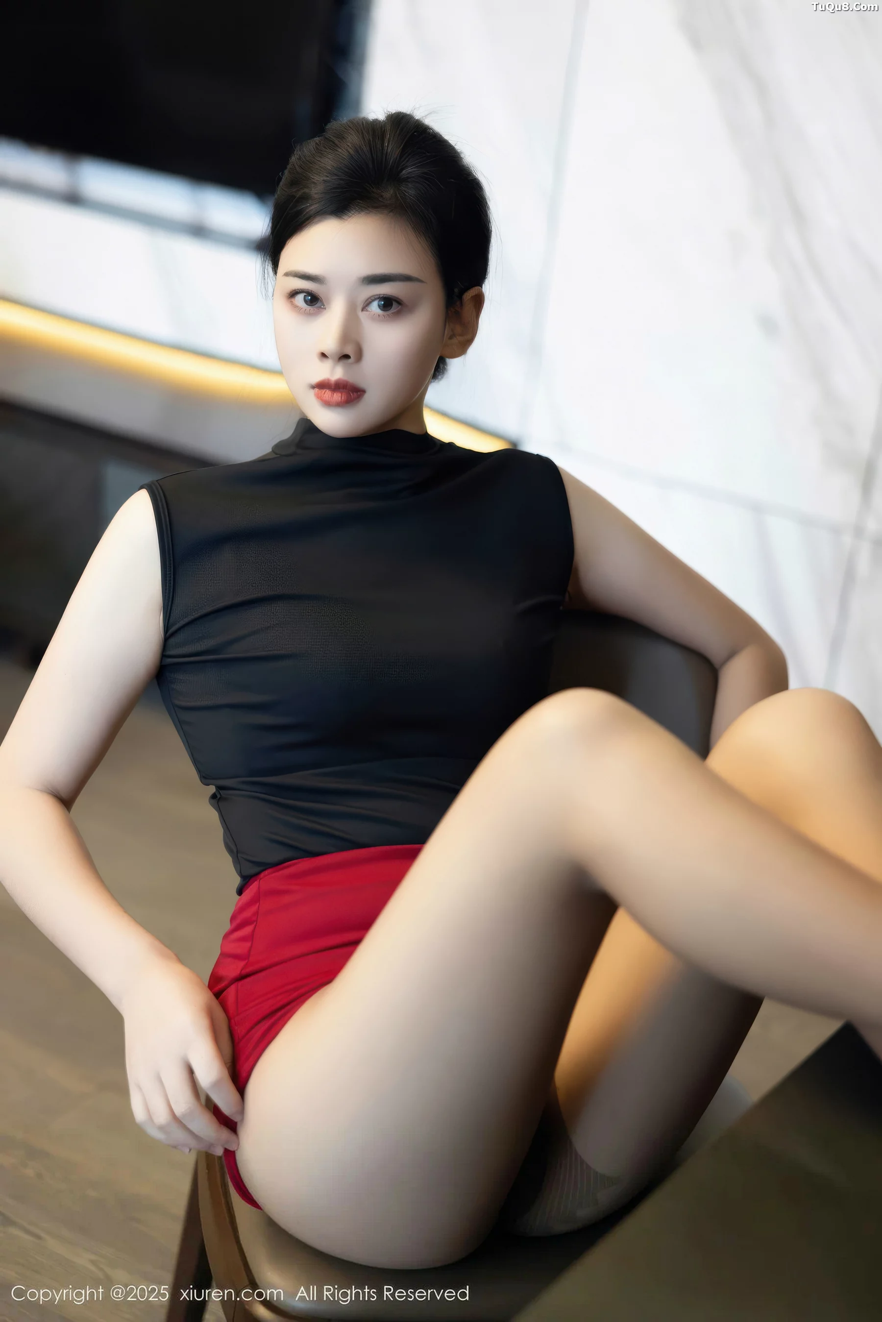 徐清妍性感黑色OL服饰露超薄黑丝秀曼妙身姿绝美写真 第 31 张