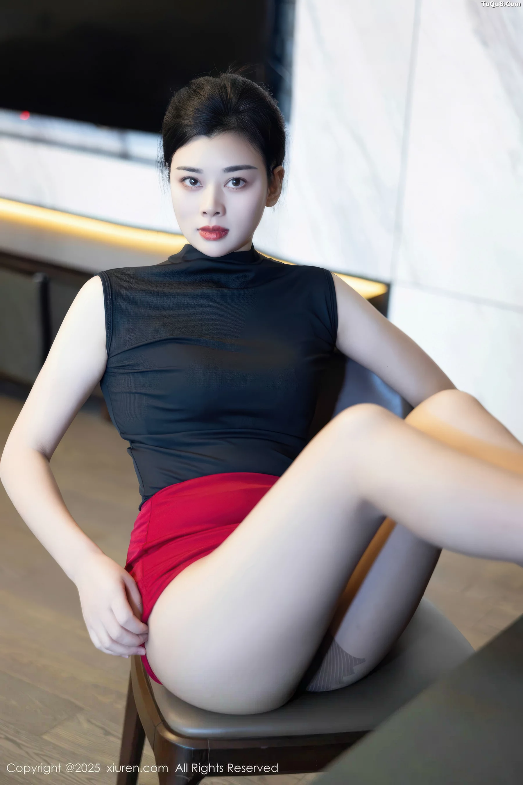 徐清妍性感黑色OL服饰露超薄黑丝秀曼妙身姿绝美写真 第 34 张