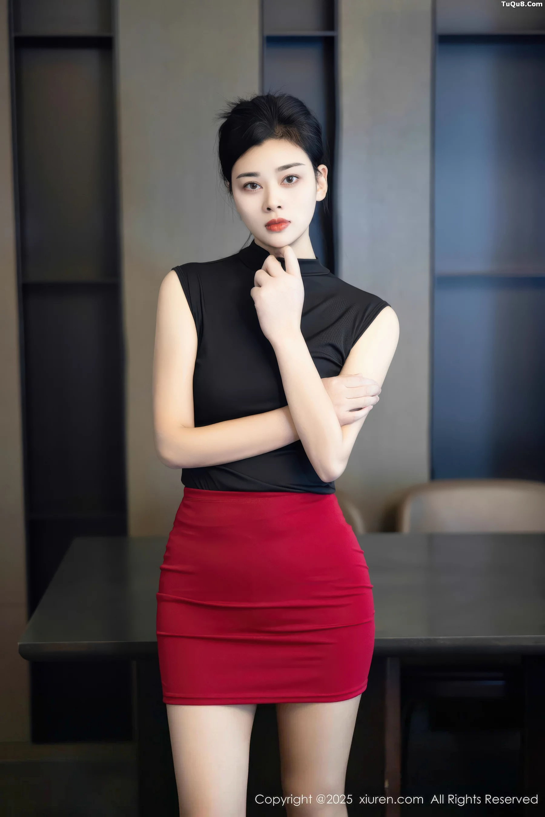 徐清妍性感黑色OL服饰露超薄黑丝秀曼妙身姿绝美写真 第 5 张