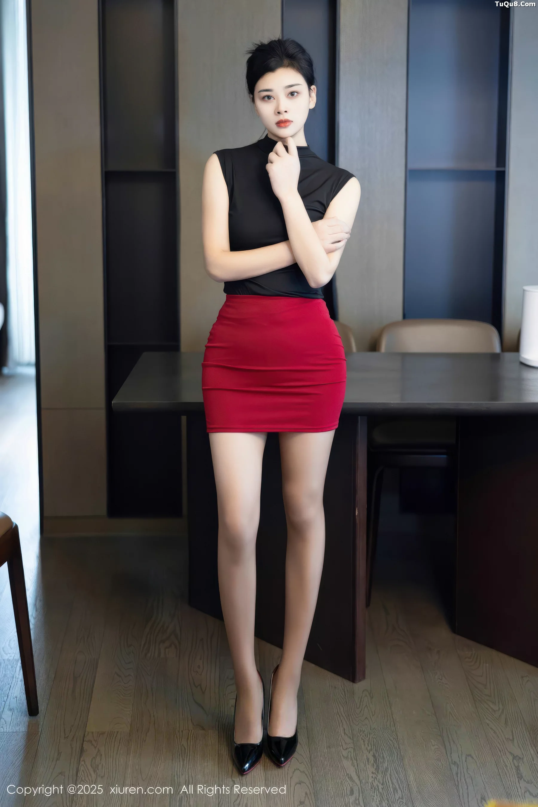 徐清妍性感黑色OL服饰露超薄黑丝秀曼妙身姿绝美写真 第 7 张
