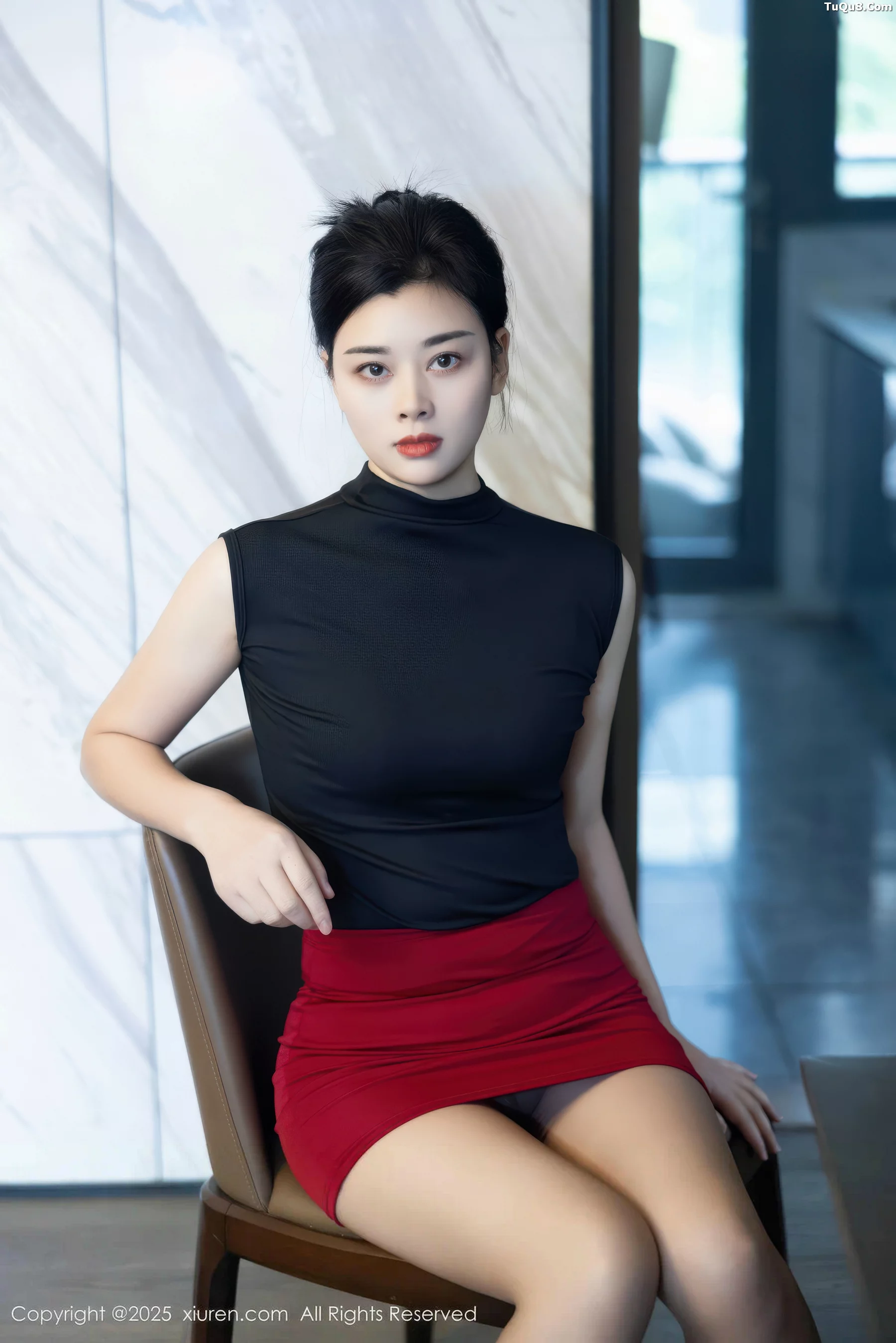 徐清妍性感黑色OL服饰露超薄黑丝秀曼妙身姿绝美写真 第 9 张