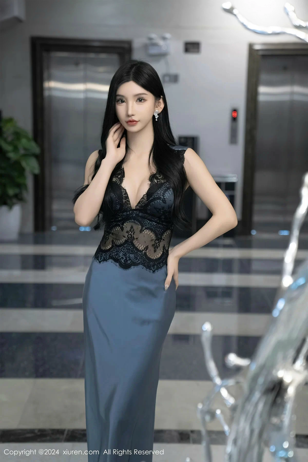 周于希Sally性感蕾丝长裙+黑色薄纱连体衣秀完美身材绝美写真 第 10 张