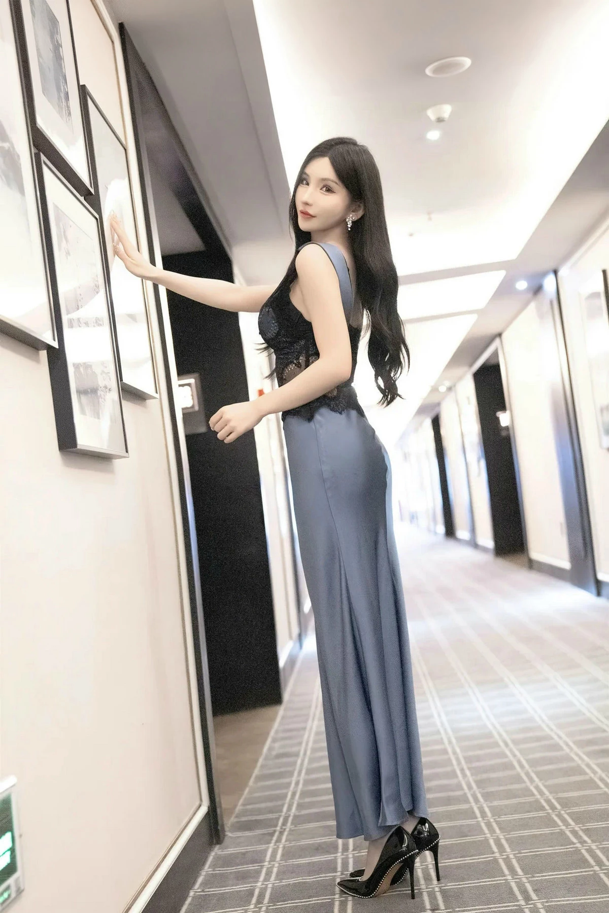 周于希Sally性感蕾丝长裙+黑色薄纱连体衣秀完美身材绝美写真 第 21 张
