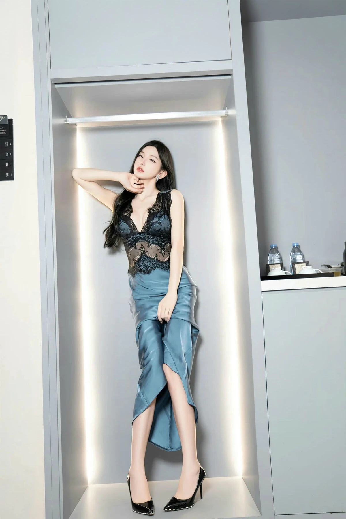 周于希Sally性感蕾丝长裙+黑色薄纱连体衣秀完美身材绝美写真 第 38 张