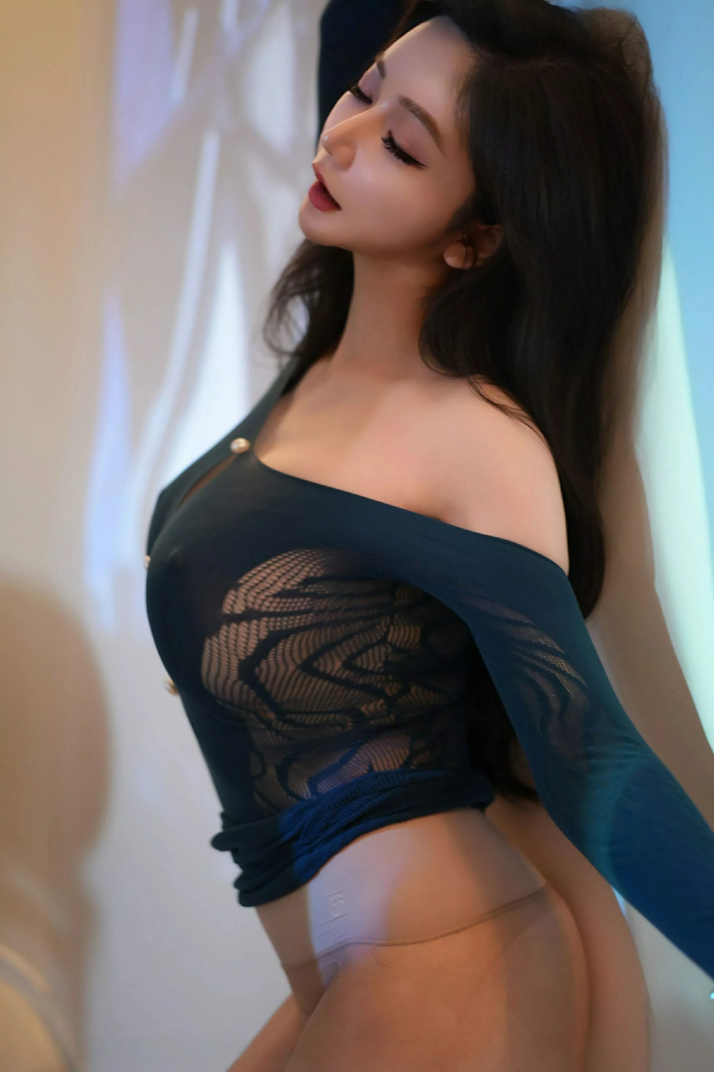 心妍小公主性感蓝色连衣短裙配超薄肉丝秀丰满身材绝美写真 第 66 张
