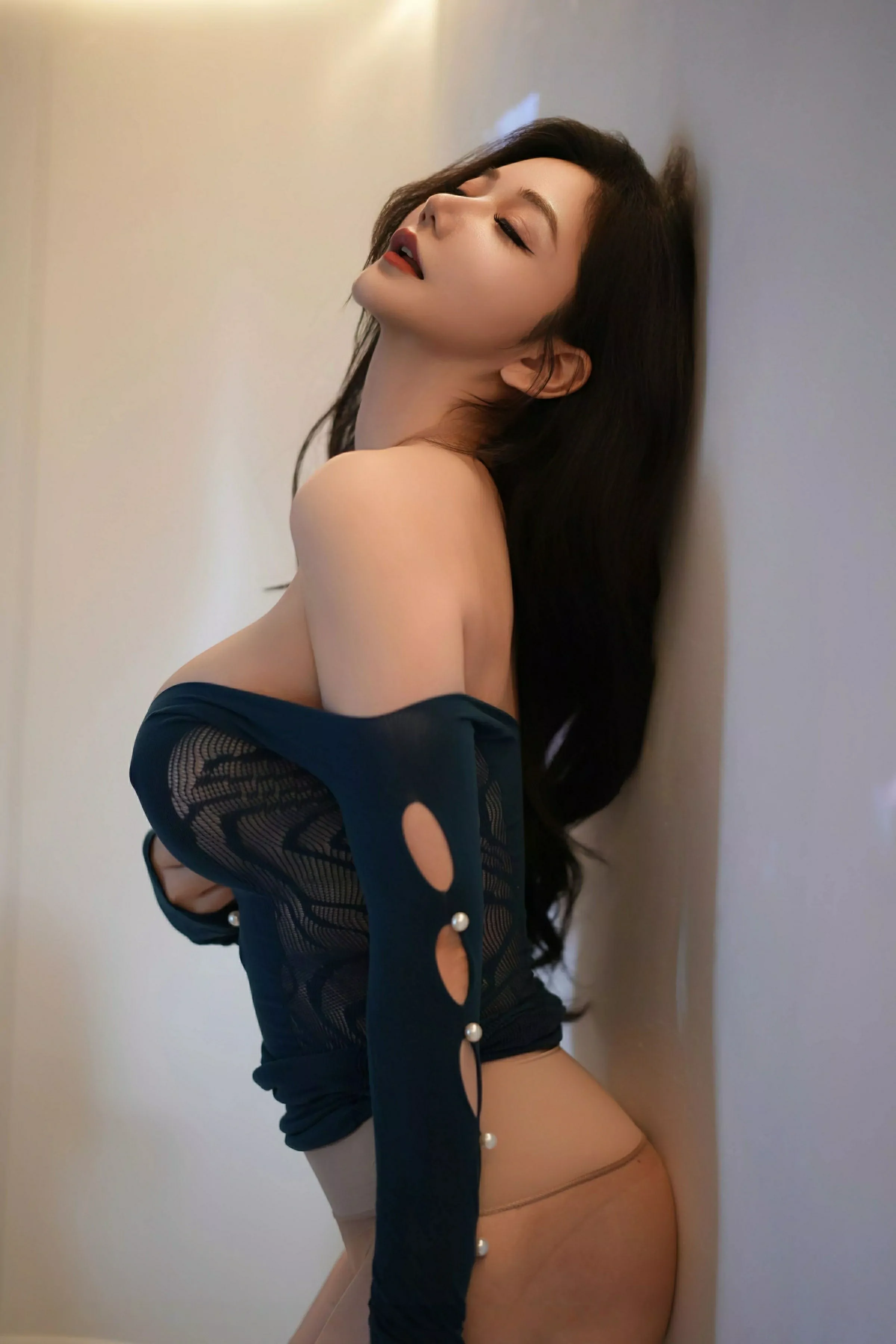 心妍小公主性感蓝色连衣短裙配超薄肉丝秀丰满身材绝美写真 第 69 张