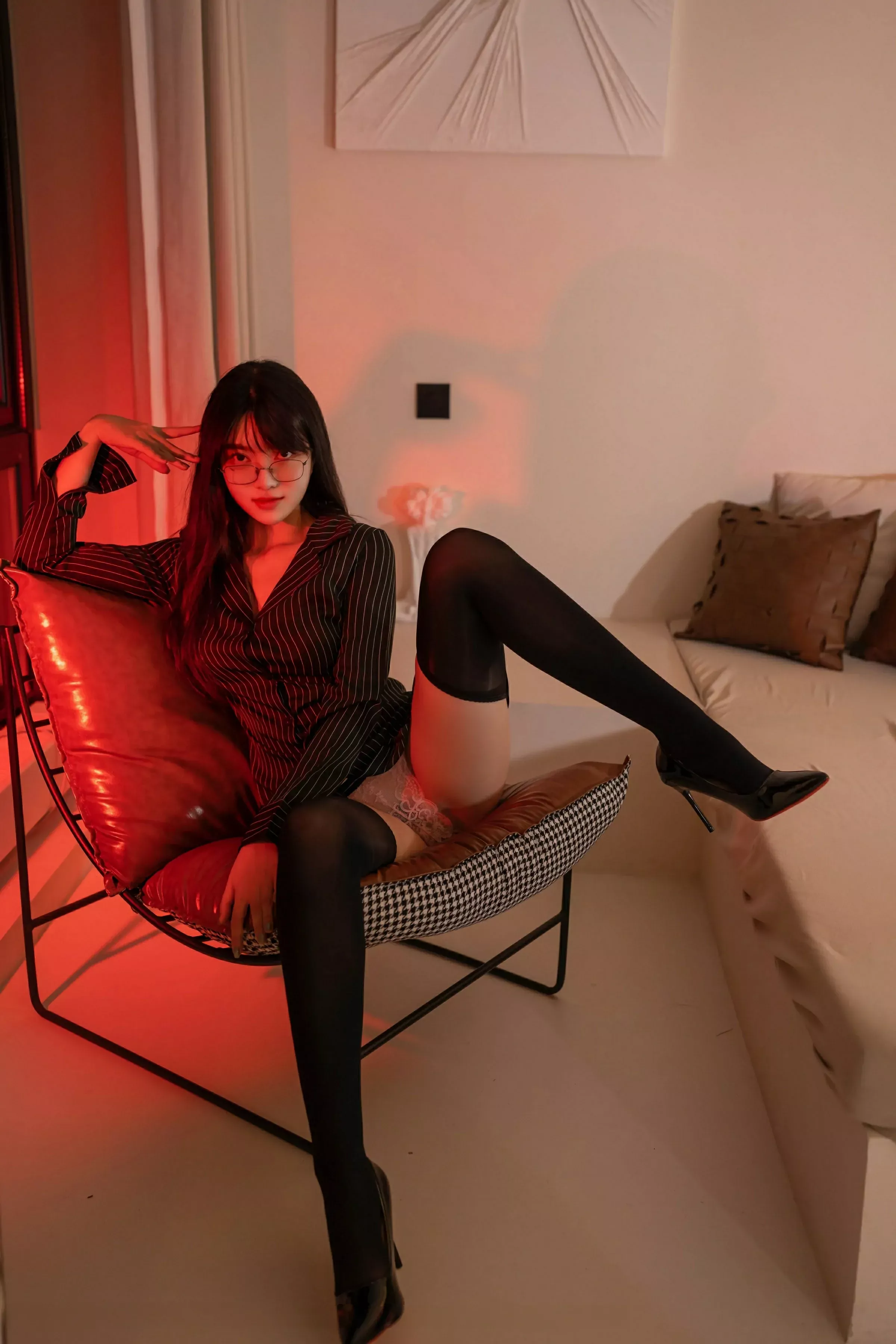 白露lulu性感黑色衬衫露粉色内衣配黑丝吊袜秀美腿绝美写真 第 11 张