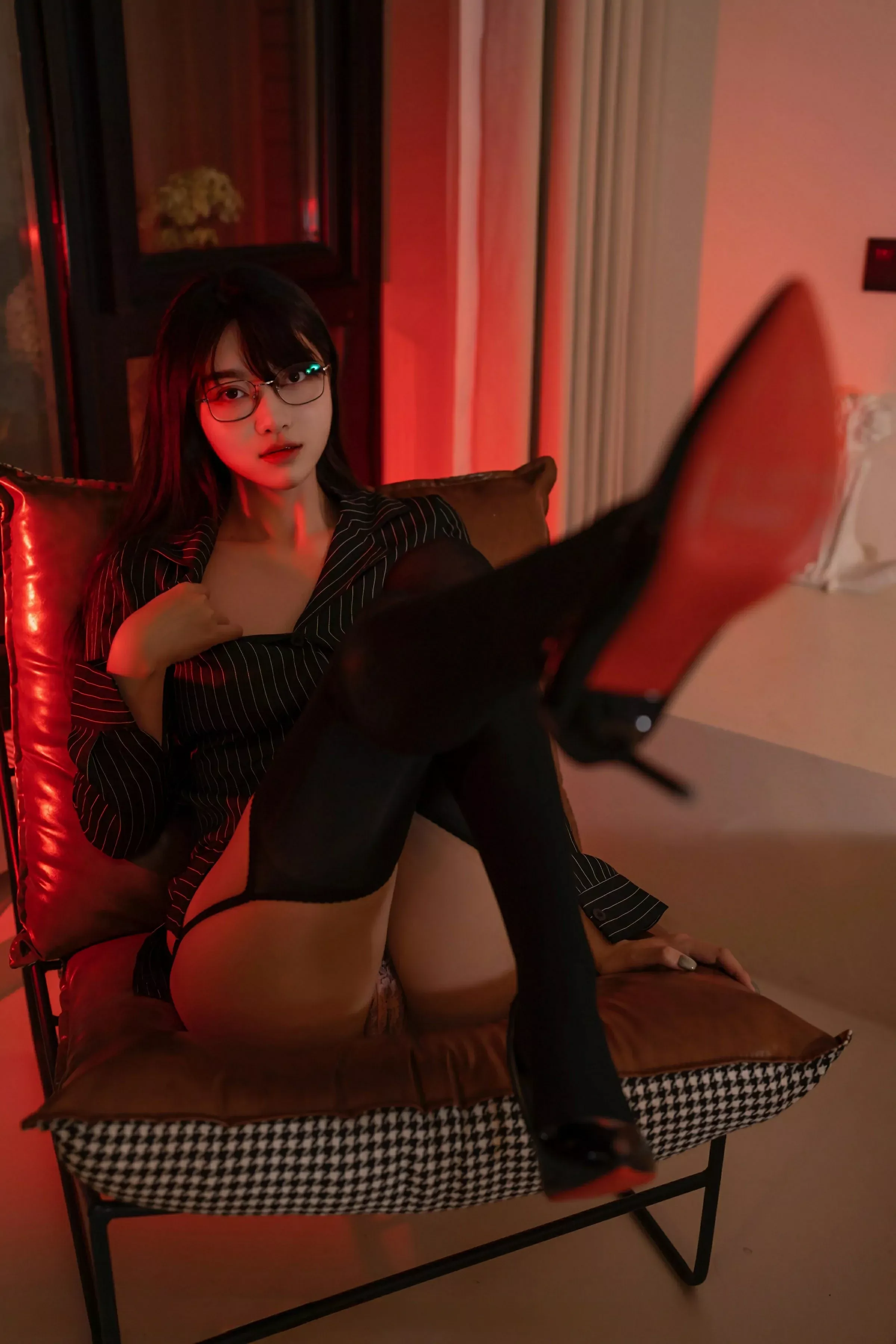 白露lulu性感黑色衬衫露粉色内衣配黑丝吊袜秀美腿绝美写真 第 17 张