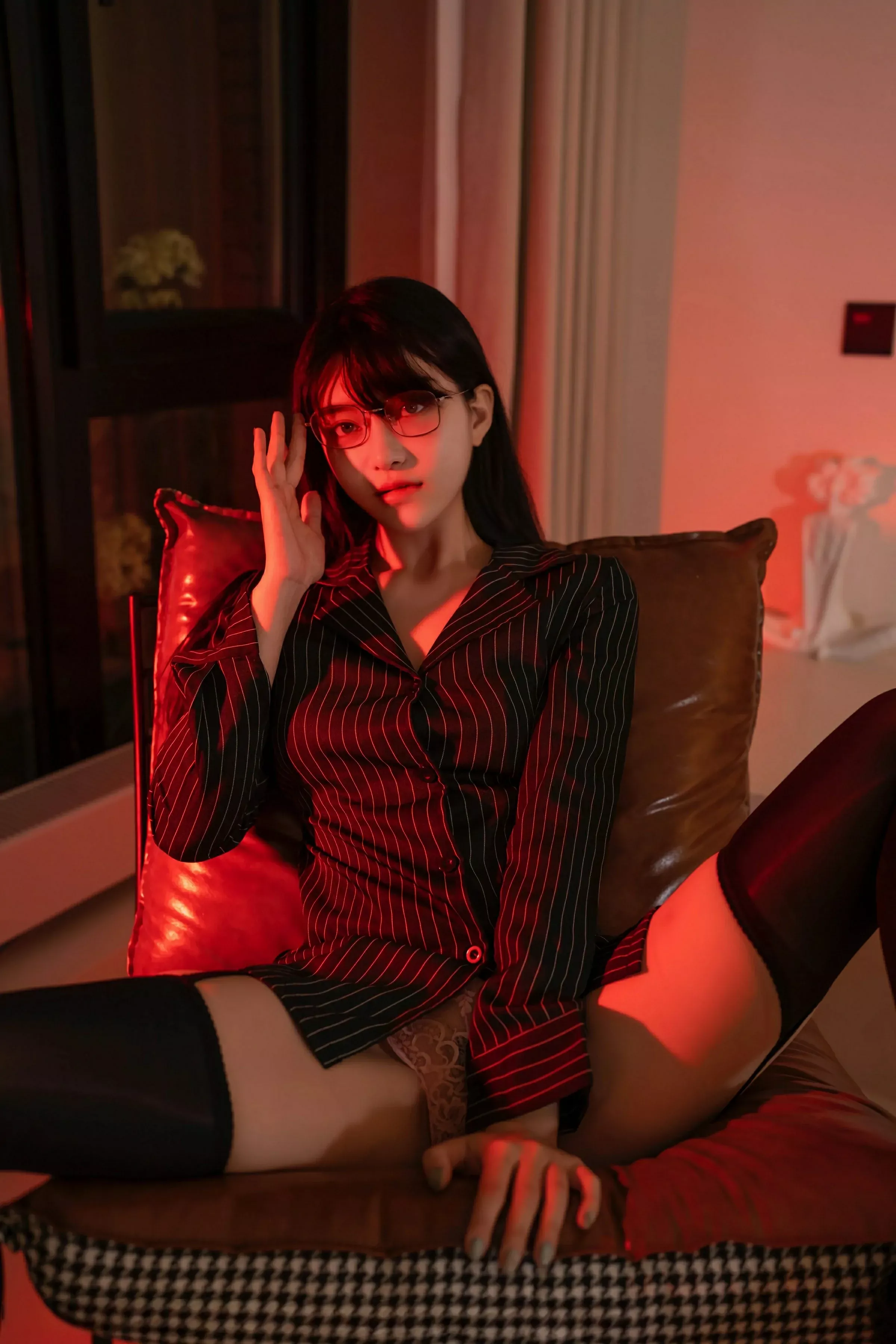白露lulu性感黑色衬衫露粉色内衣配黑丝吊袜秀美腿绝美写真 第 4 张