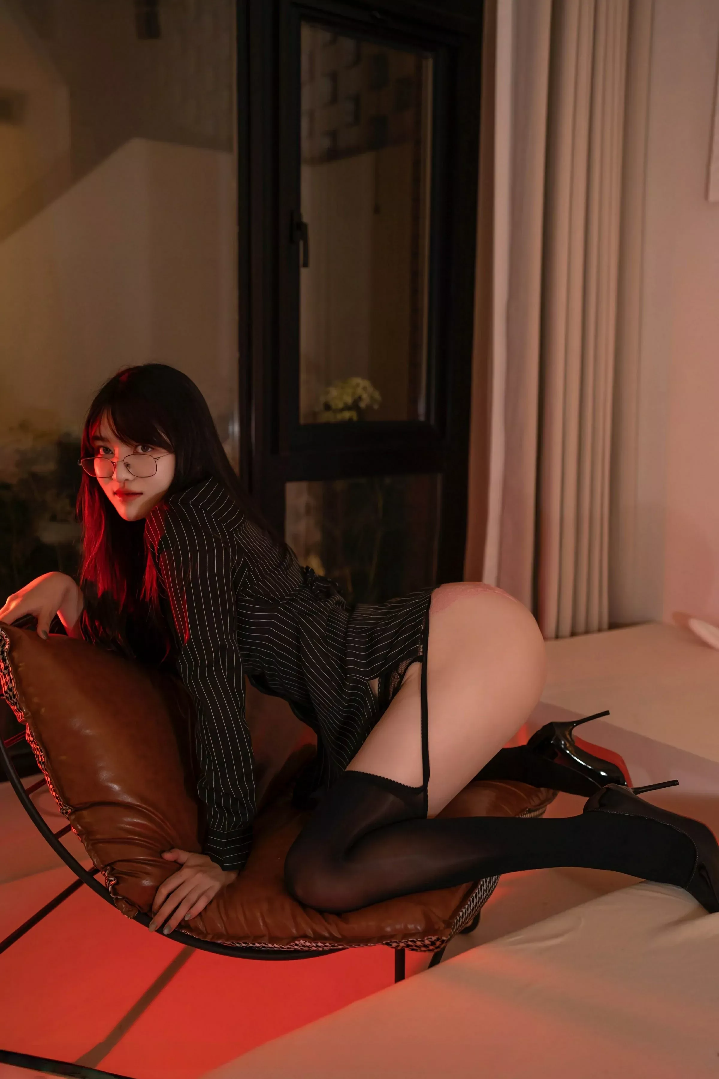 白露lulu性感黑色衬衫露粉色内衣配黑丝吊袜秀美腿绝美写真 第 41 张