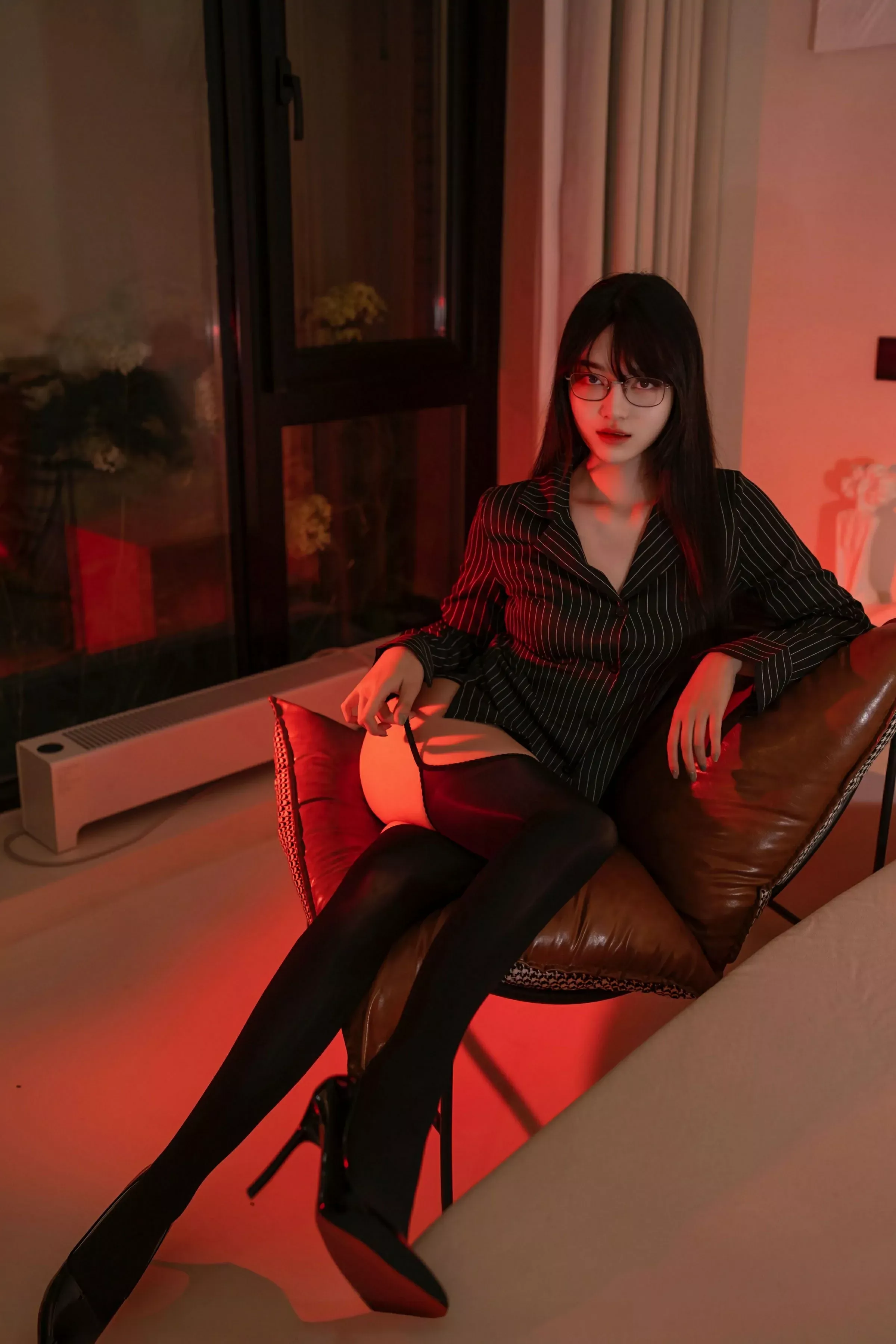 白露lulu性感黑色衬衫露粉色内衣配黑丝吊袜秀美腿绝美写真 第 7 张