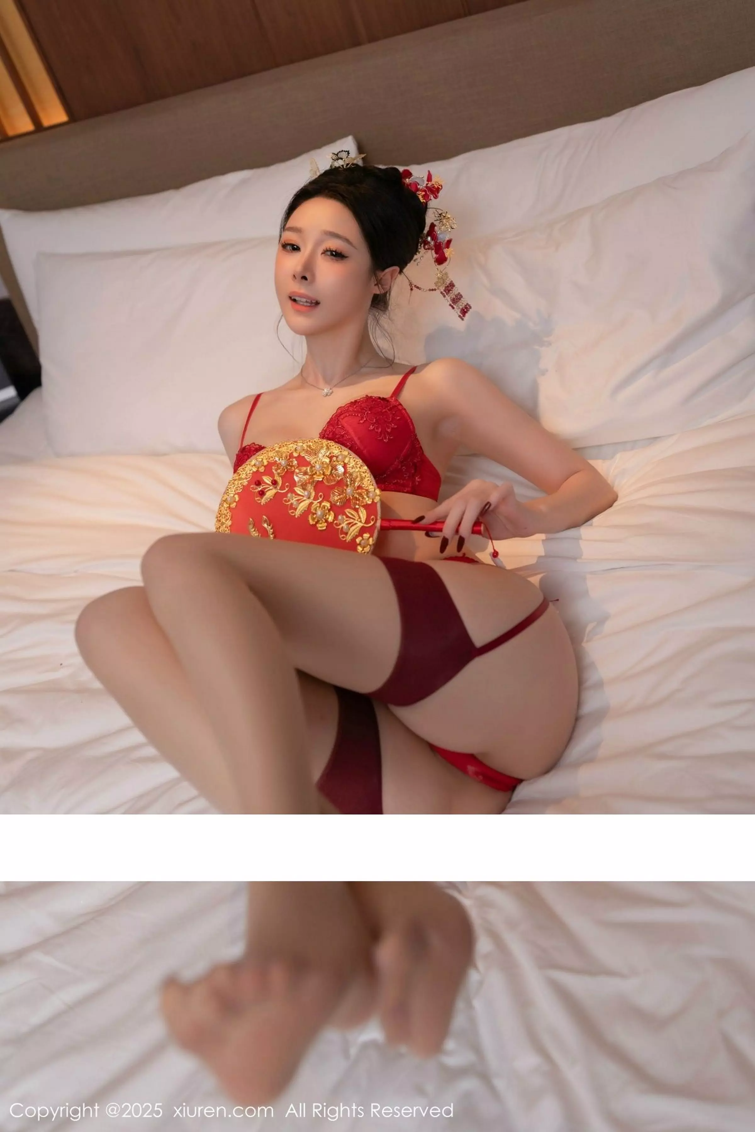 小逗逗新婚主题性感红色蕾丝内衣配黑丝吊袜完美绝美写真 第 4 张