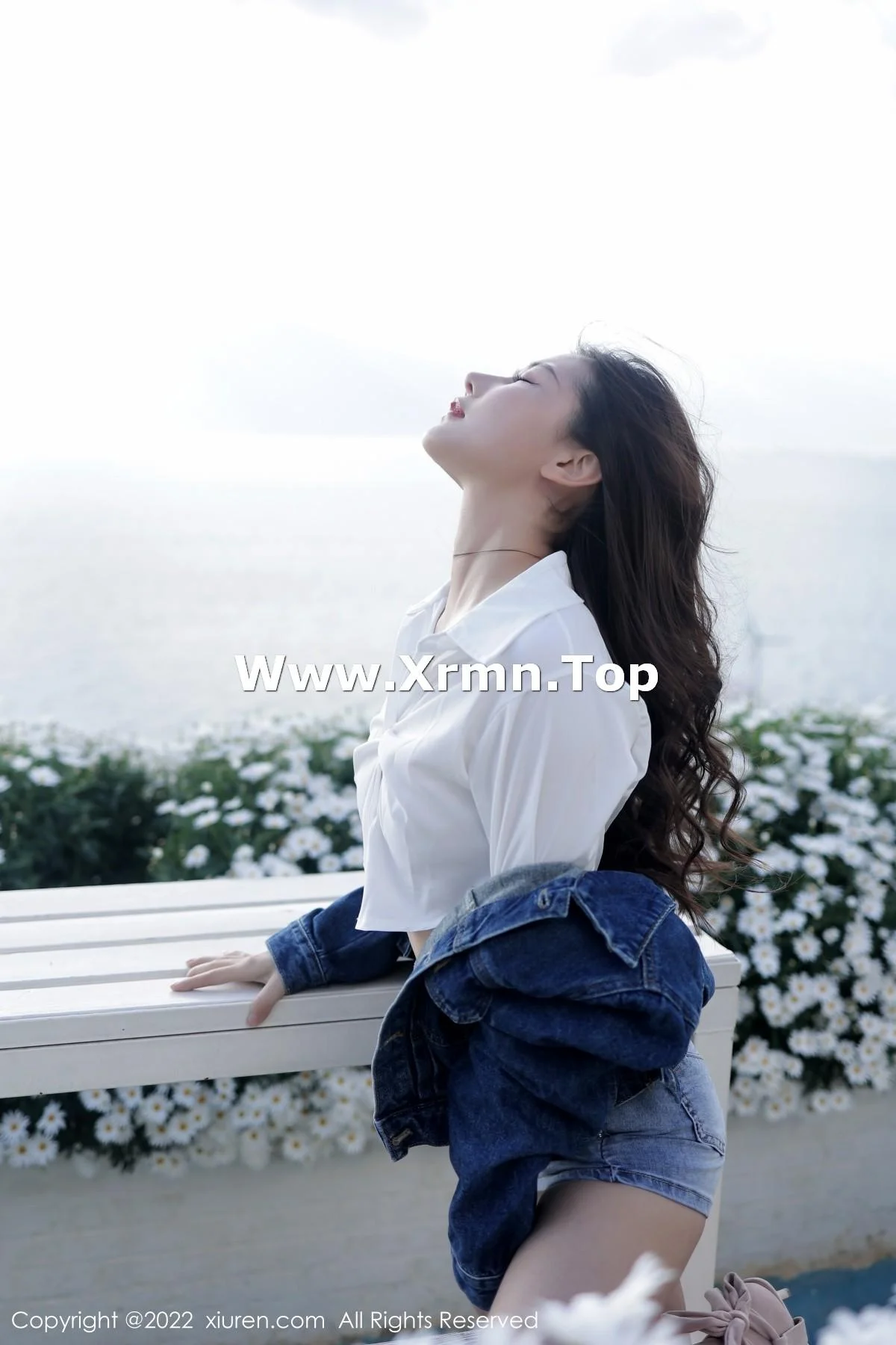 尹甜甜大理旅拍户外性感白T配牛仔短裤秀完美身材绝美写真 第 1 张