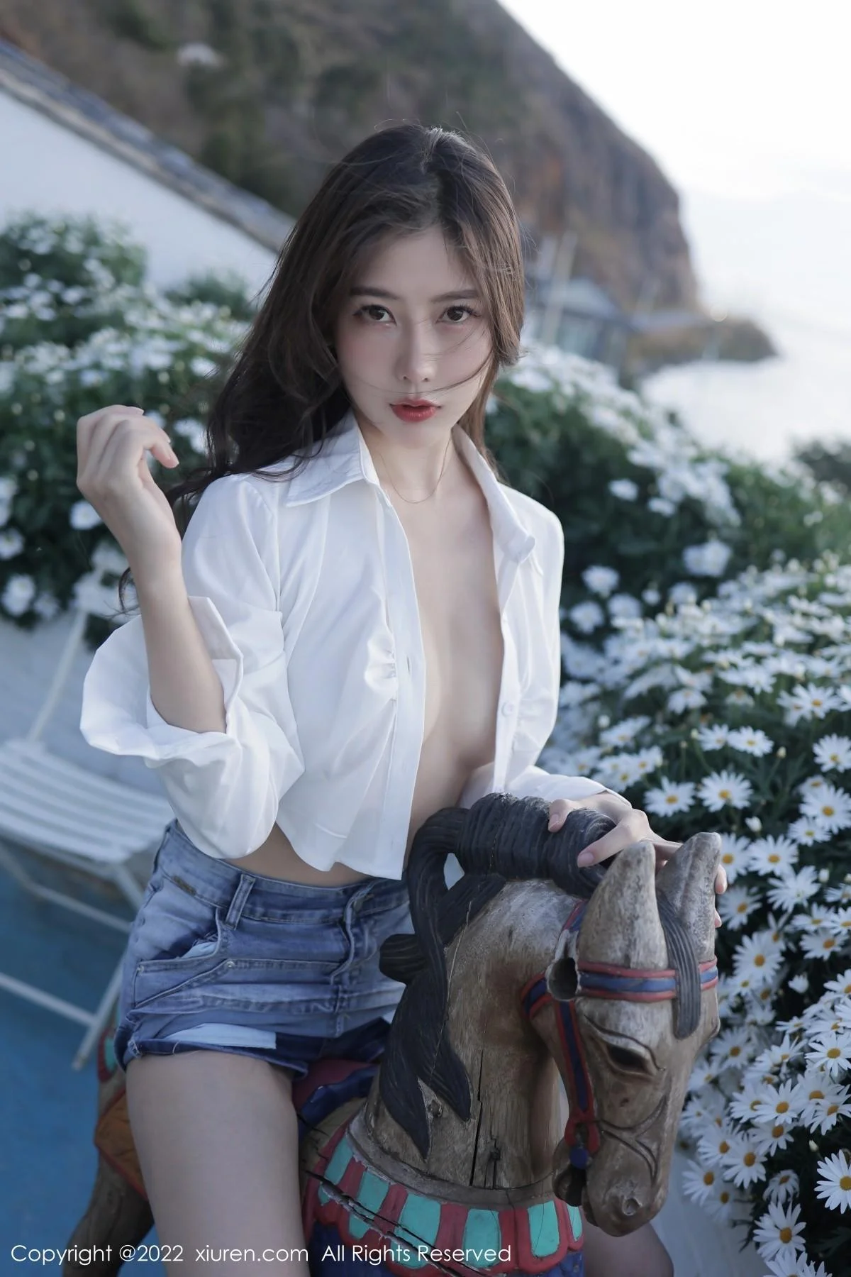 尹甜甜大理旅拍户外性感白T配牛仔短裤秀完美身材绝美写真 第 10 张