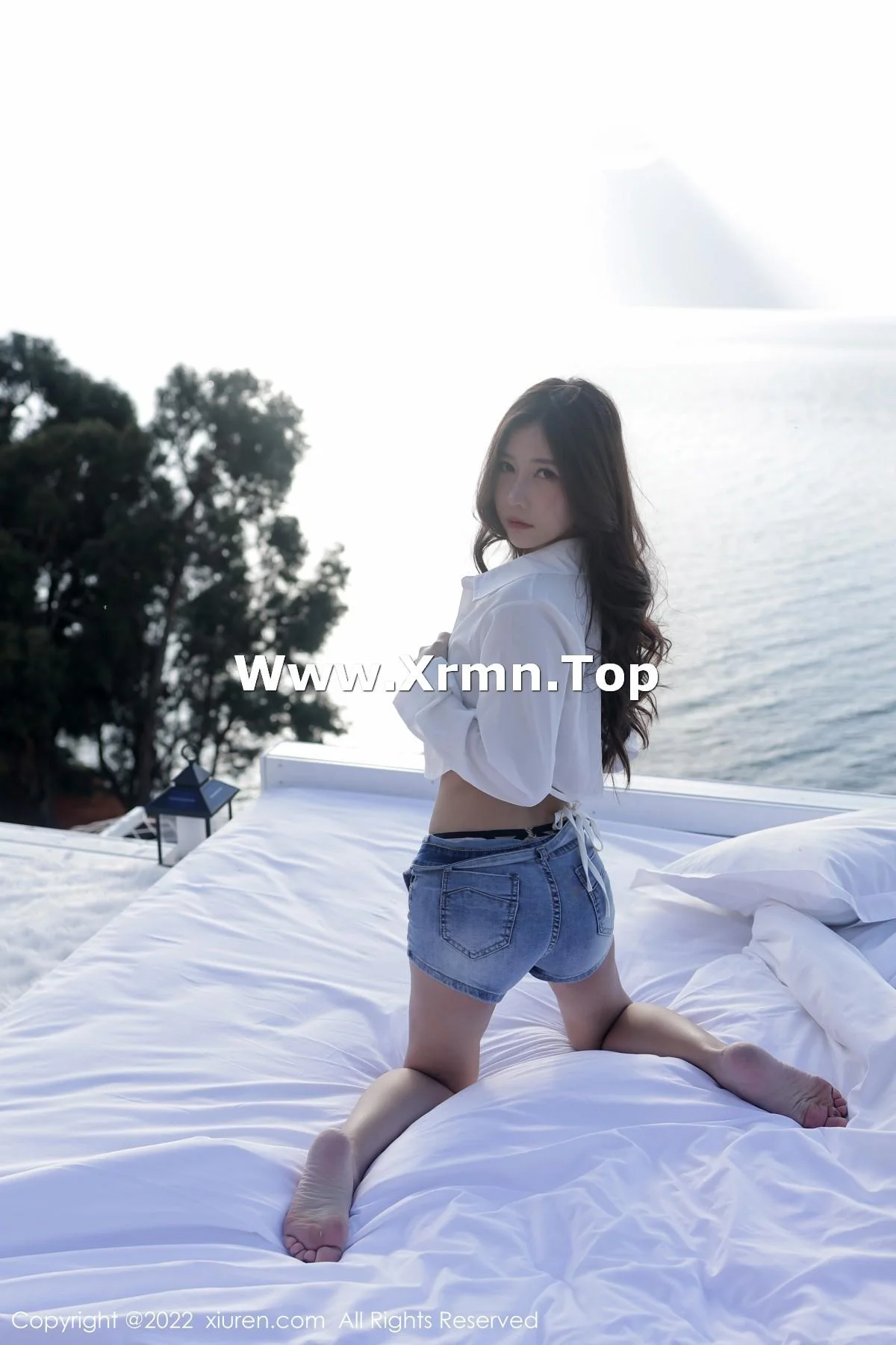尹甜甜大理旅拍户外性感白T配牛仔短裤秀完美身材绝美写真 第 18 张
