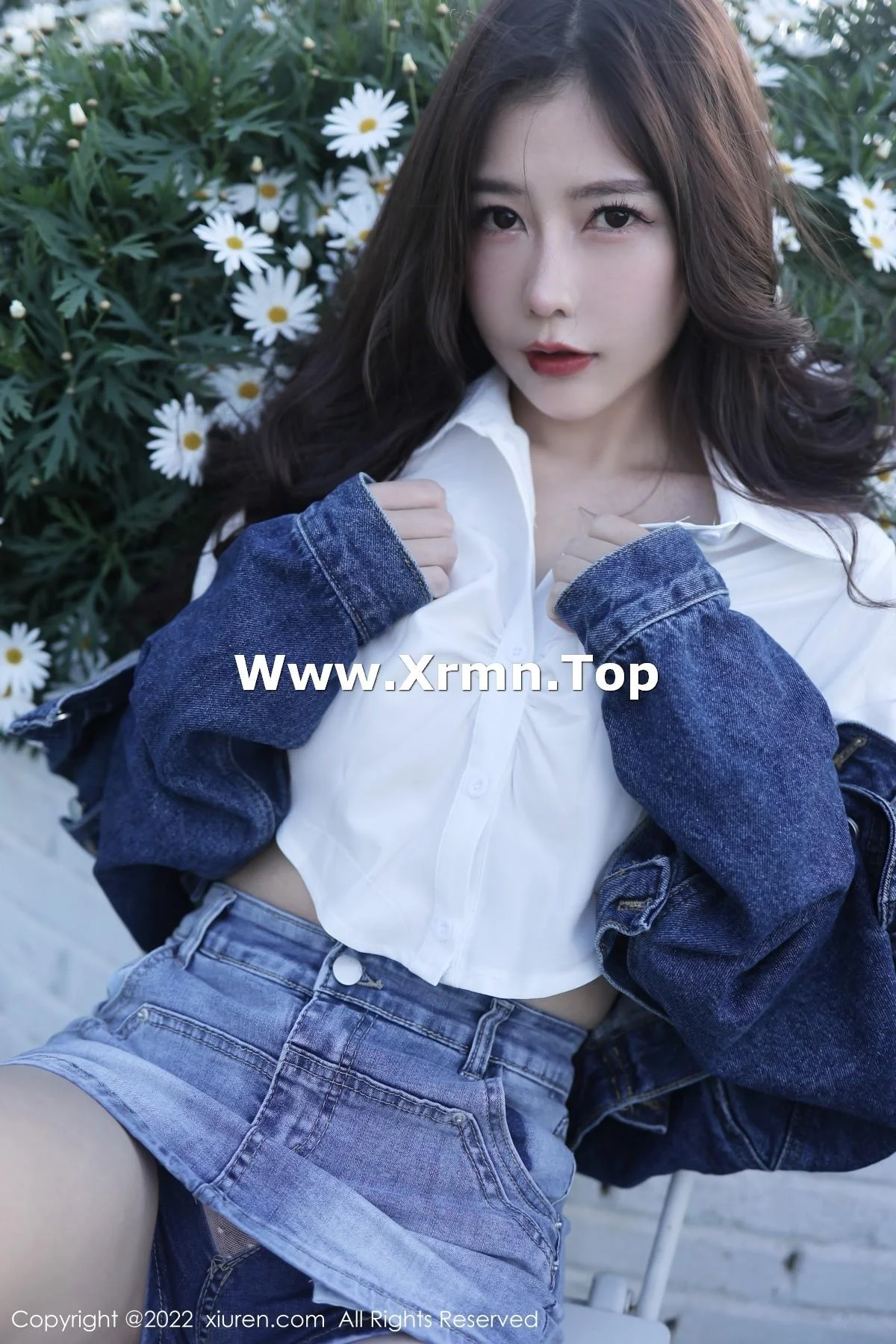 尹甜甜大理旅拍户外性感白T配牛仔短裤秀完美身材绝美写真 第 27 张